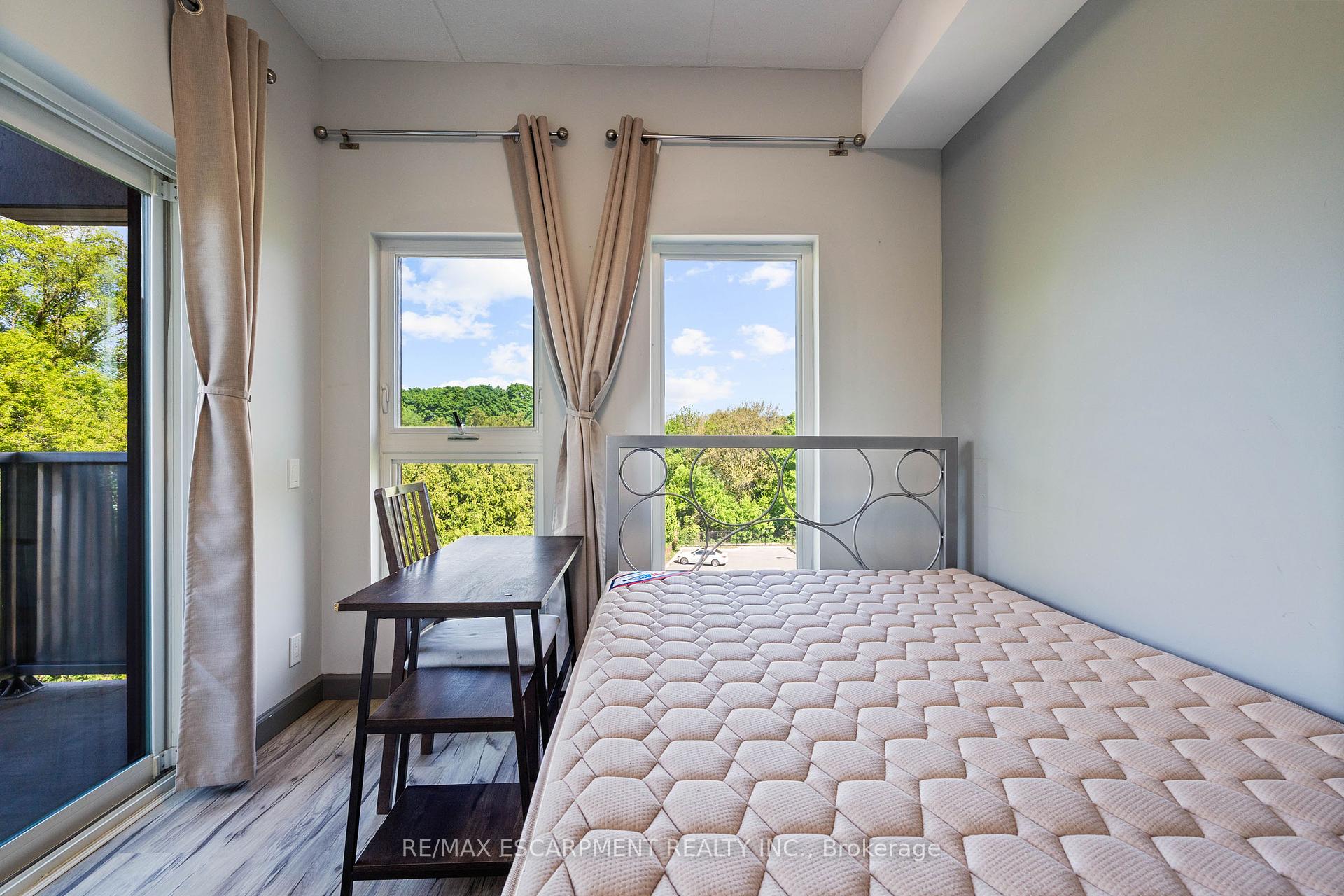 2 Bedrooms Condo at 77 LELAND, Hamilton For sale