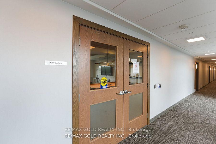 2 Bedrooms Condo at 320 Plains,  Burlington For sale