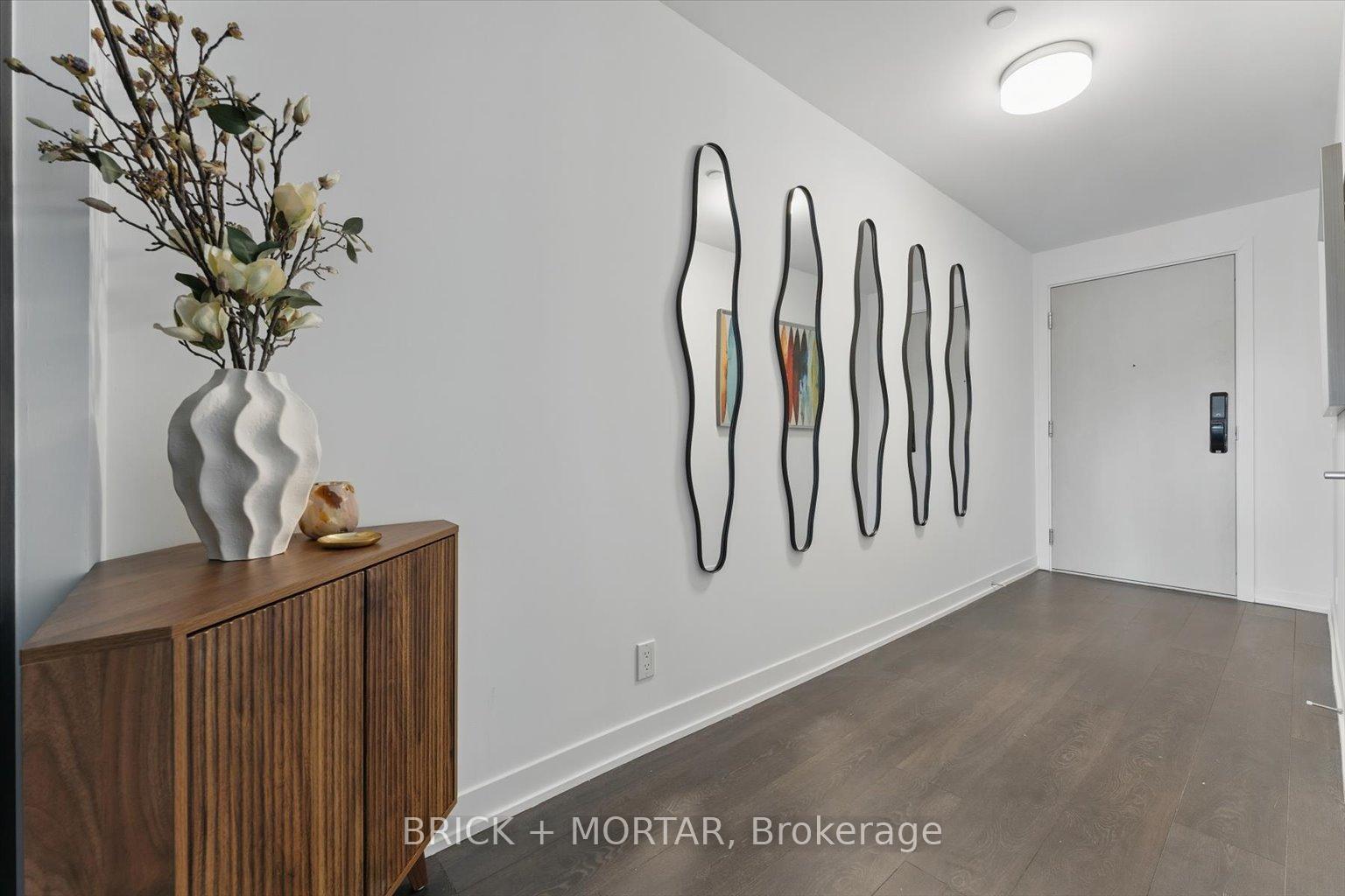 2 Bedrooms Condo at 1 Hillsdale, Toronto For sale