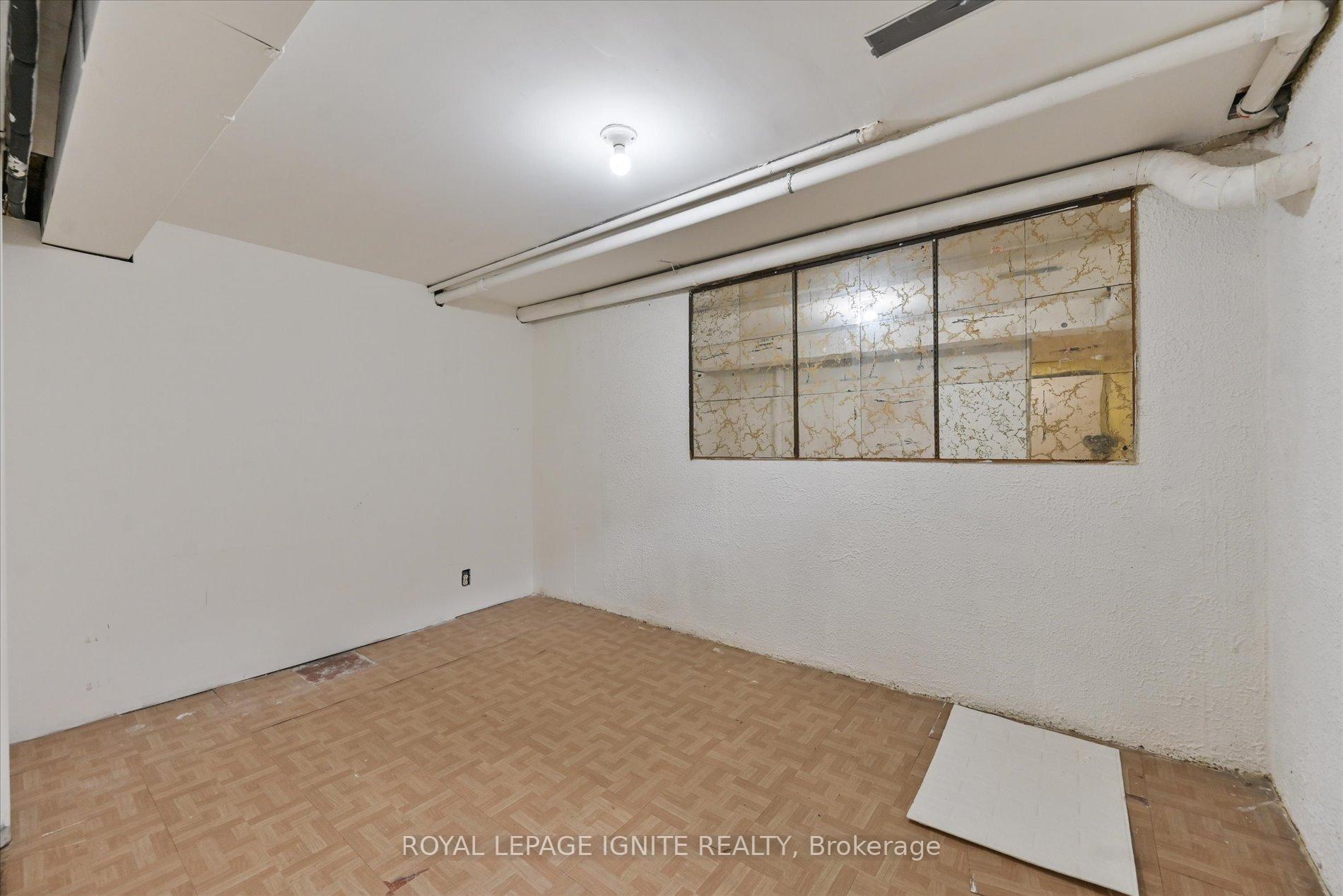 5 Bedrooms Condo at 40 Dundalk, Toronto For sale