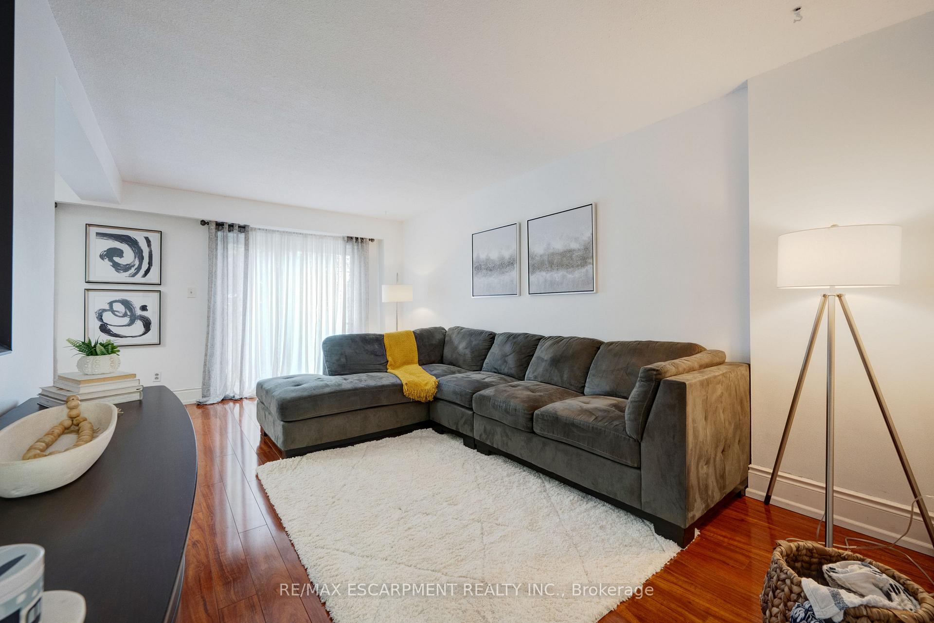 4 Bedrooms Condo at 3430 Brandon Gate, Mississauga For sale