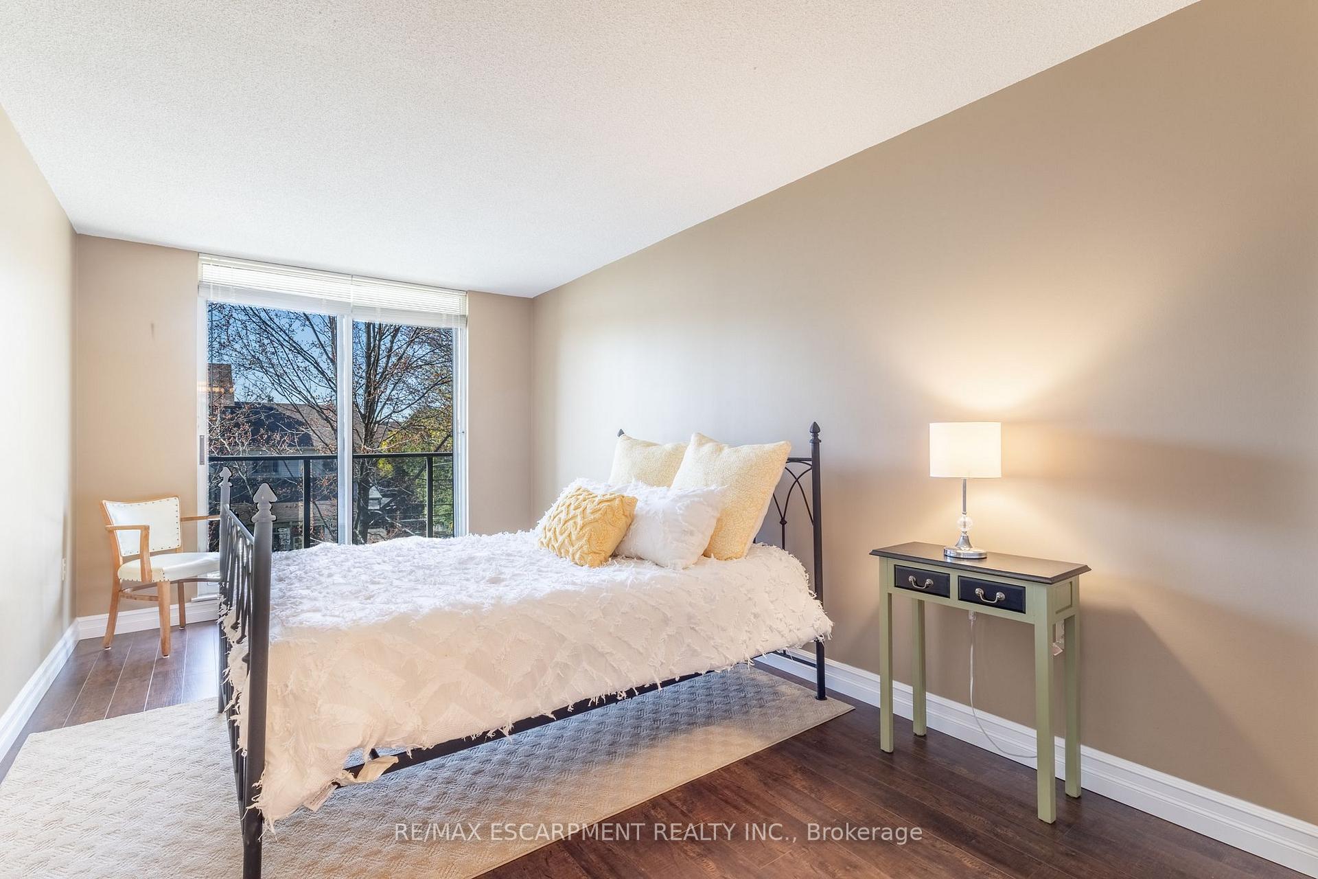 2 Bedrooms Condo at 2199 Sixth,  Oakville For sale