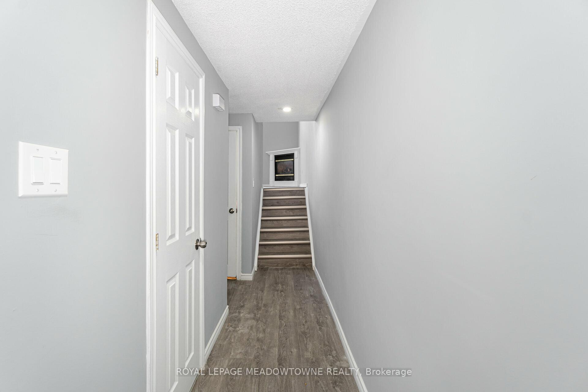 3 Bedrooms Condo at 11 Harrisford, Hamilton For sale