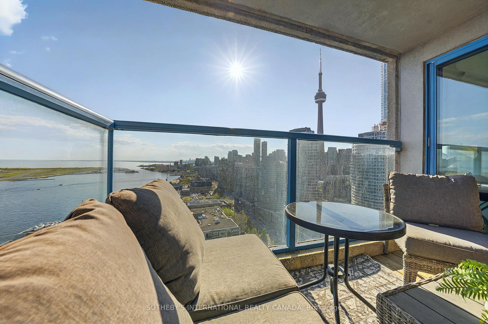 3 Bedrooms Condo at 99 Harbour, Toronto For sale