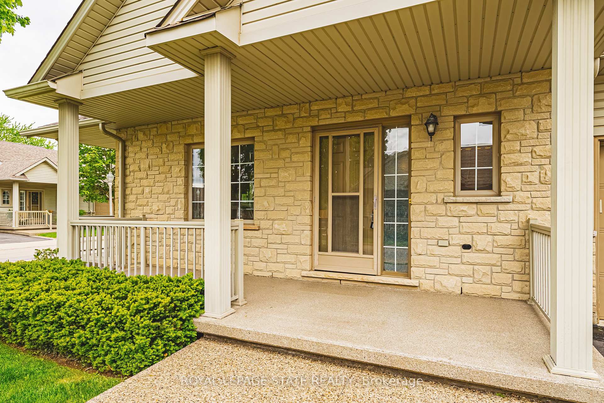 2 Bedrooms Condo at 130 Southbrook, Hamilton For sale