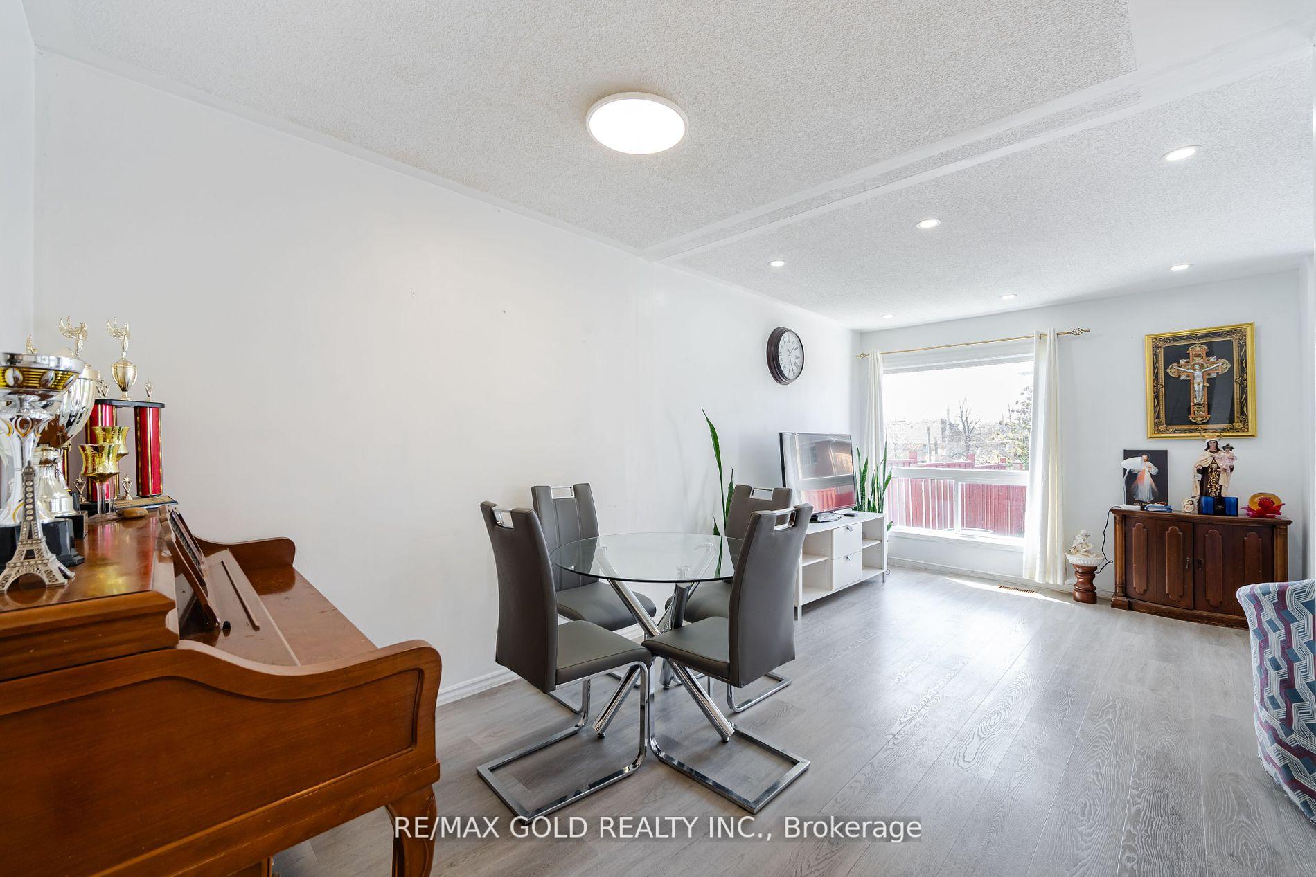 5 Bedrooms Condo at 24 Norman Wesley,  Toronto For sale