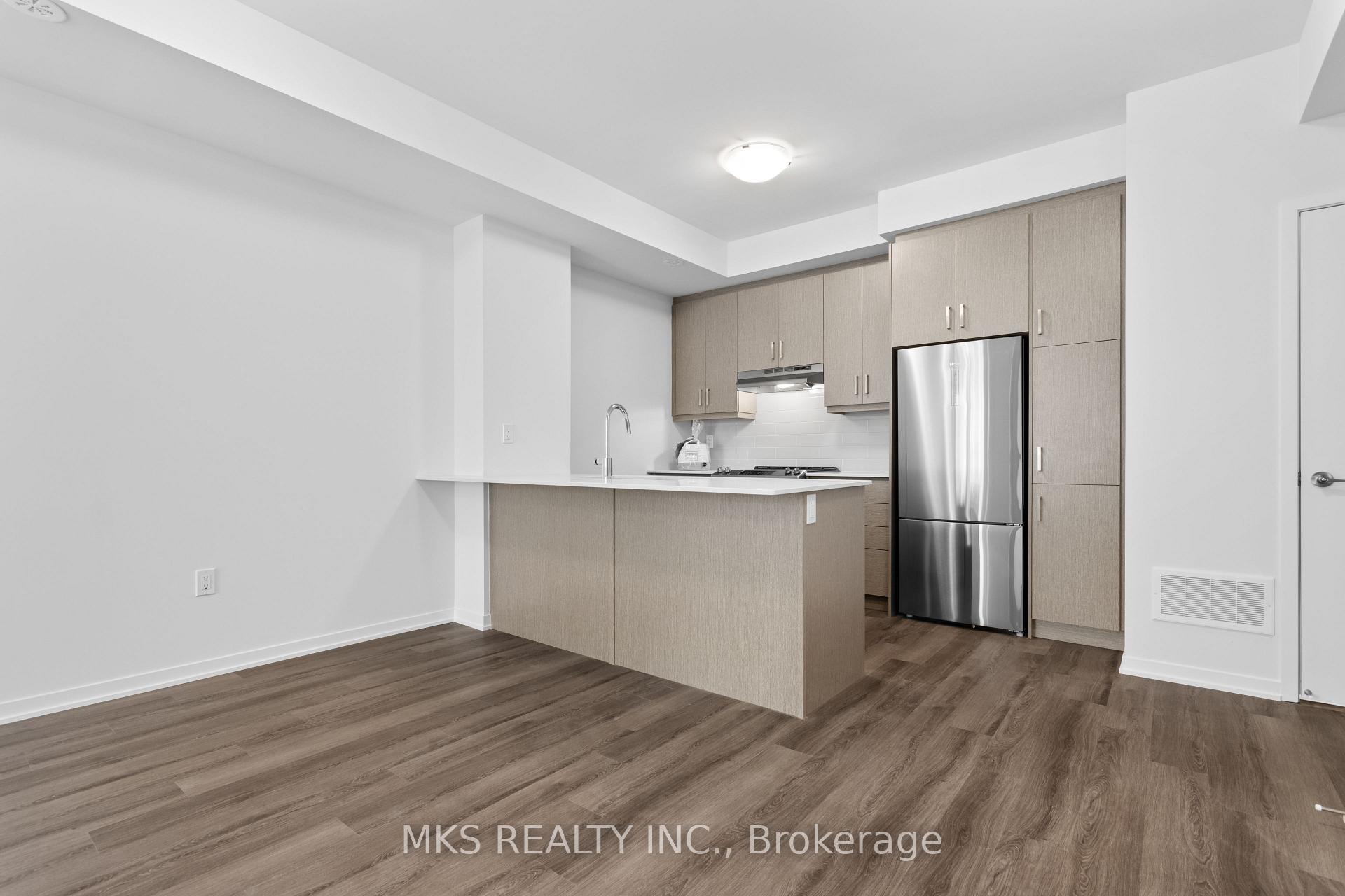 3 Bedrooms Condo at 121 Honeycrisp,  Vaughan For sale