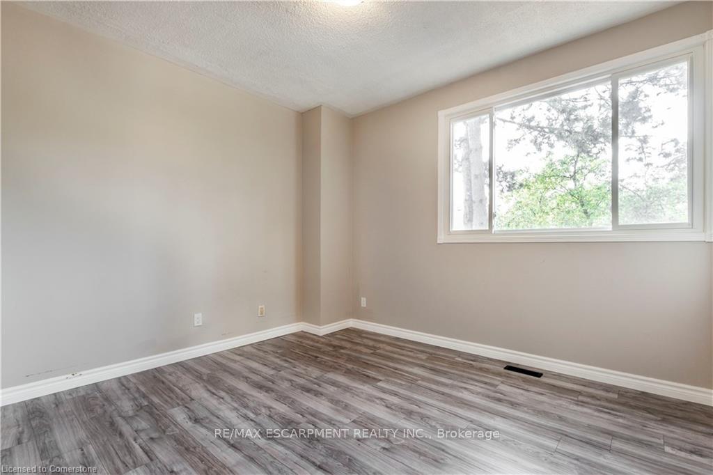 3 Bedrooms Condo at 4199 Longmoor, Burlington For sale