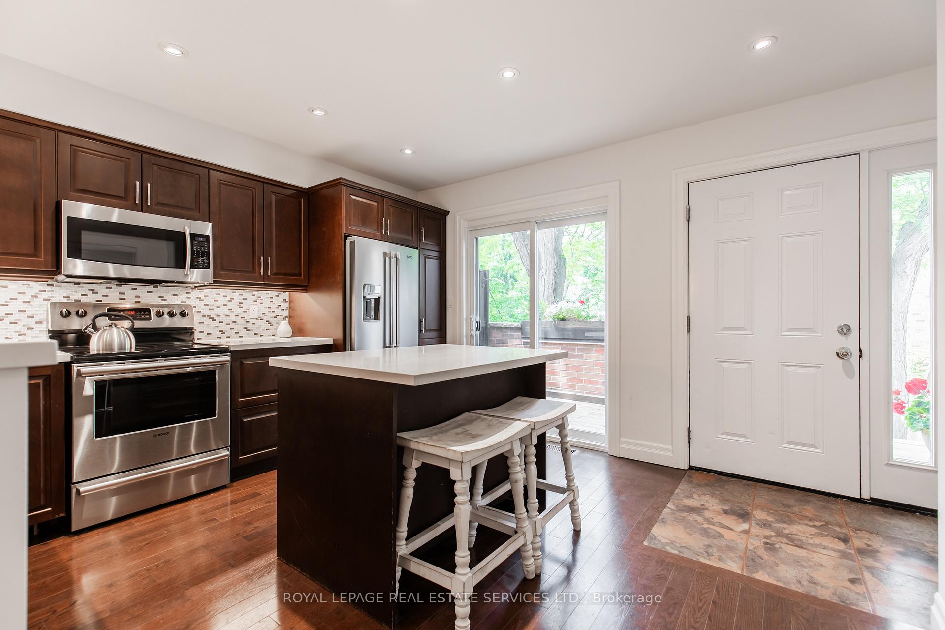 3 Bedrooms Condo at 3122 Lakeshore, Oakville For sale