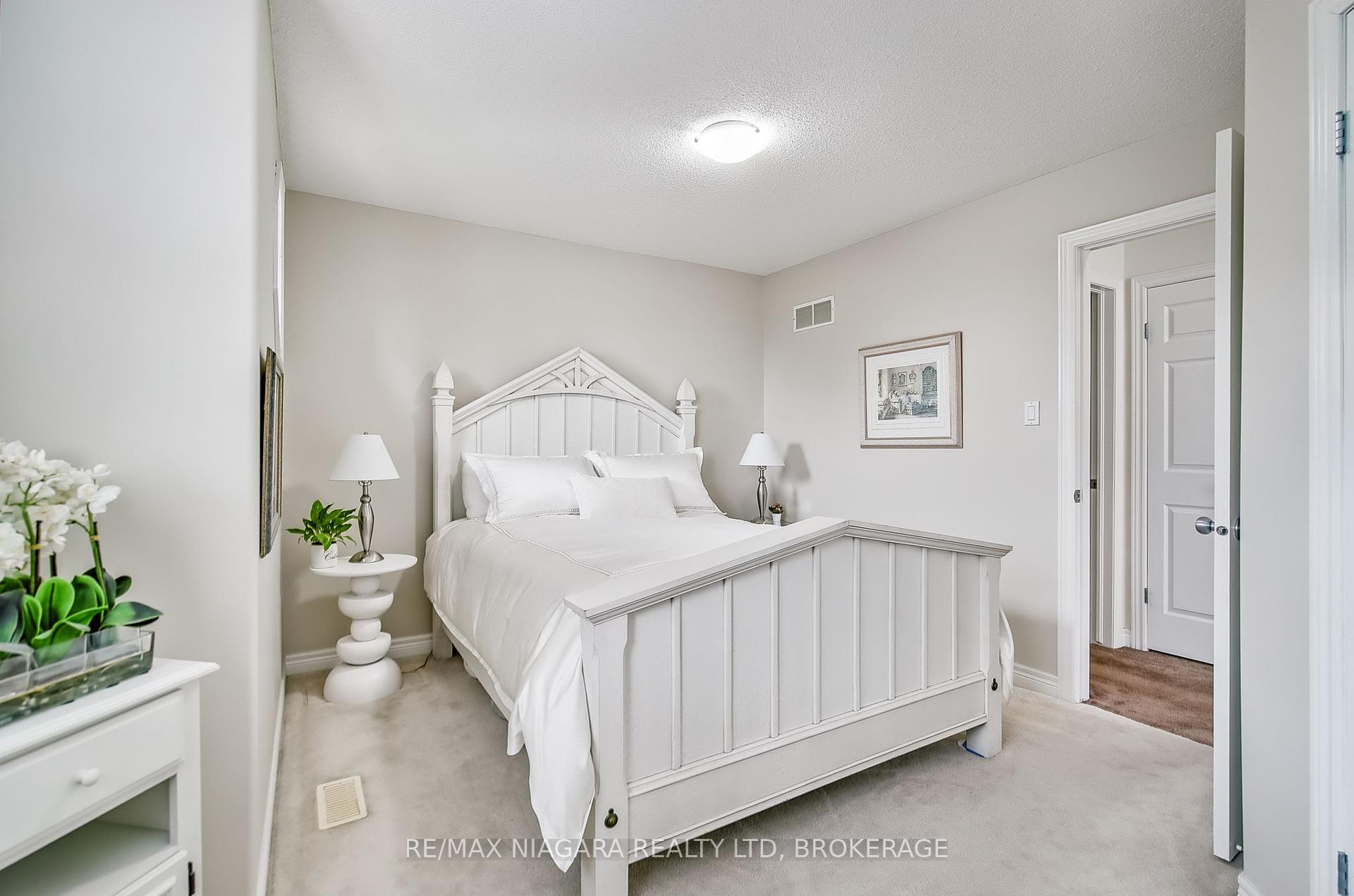 3 Bedrooms Condo at 5 Liddycoat, Hamilton For sale