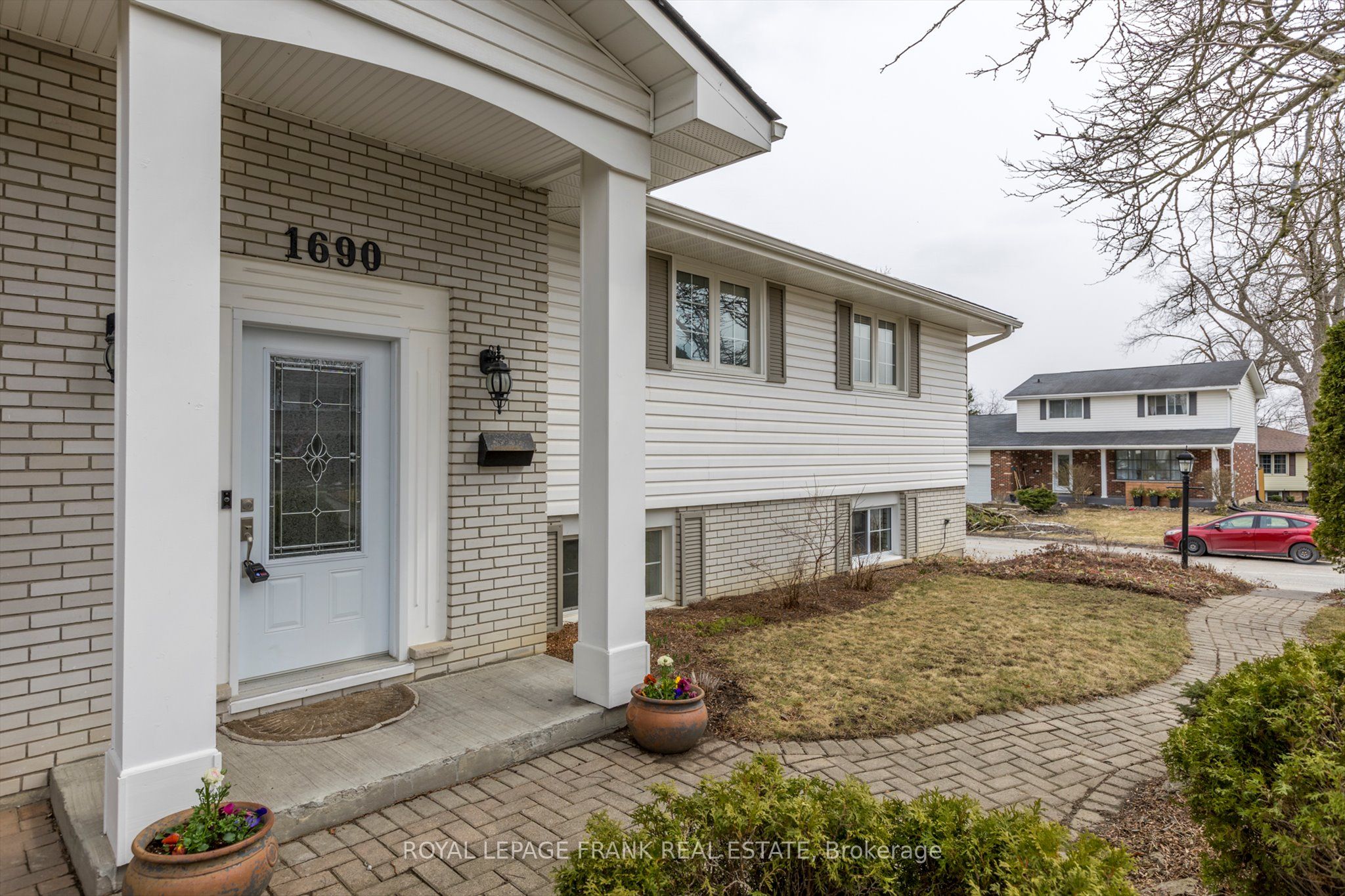 1690 Pinehill Drive, Peterborough West, ON K9J 7G4