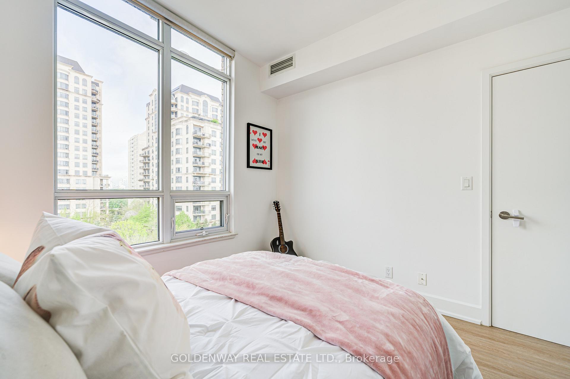 2 Bedrooms Condo at 676 Sheppard, Toronto For sale