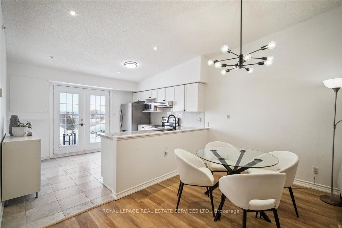 2 Bedrooms Condo at 1440 Bishops, Oakville For sale