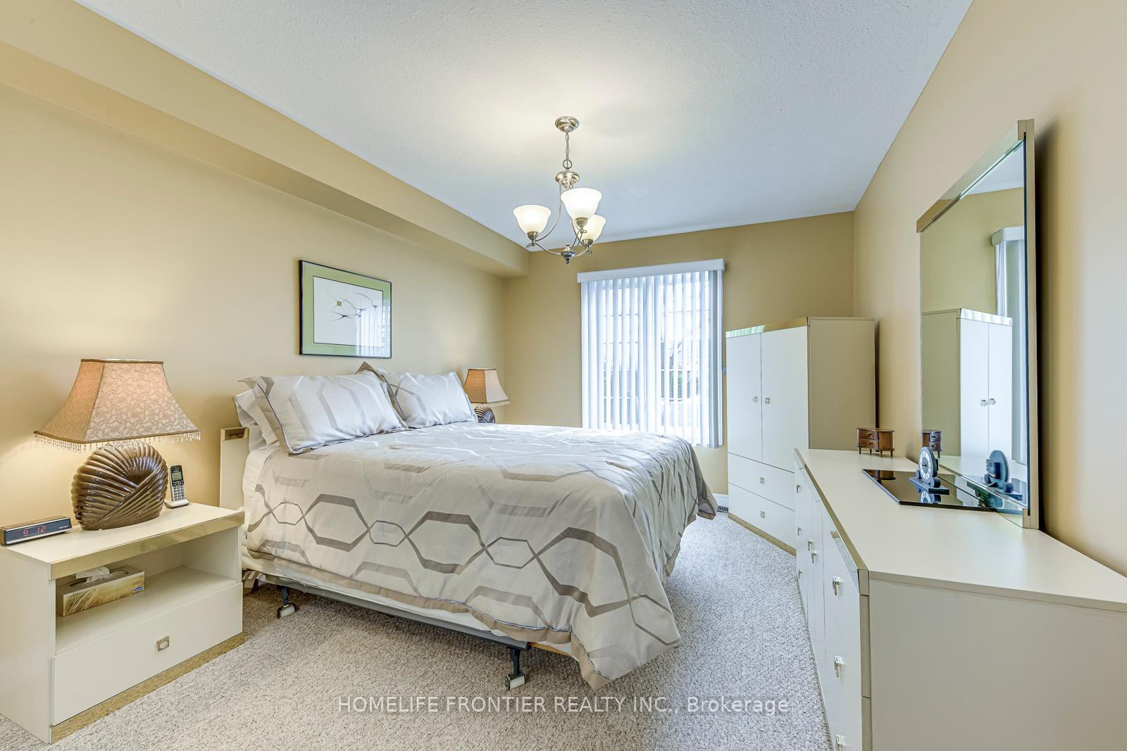 4 Bedrooms Condo at 90 Oakhampton,  Hamilton For sale