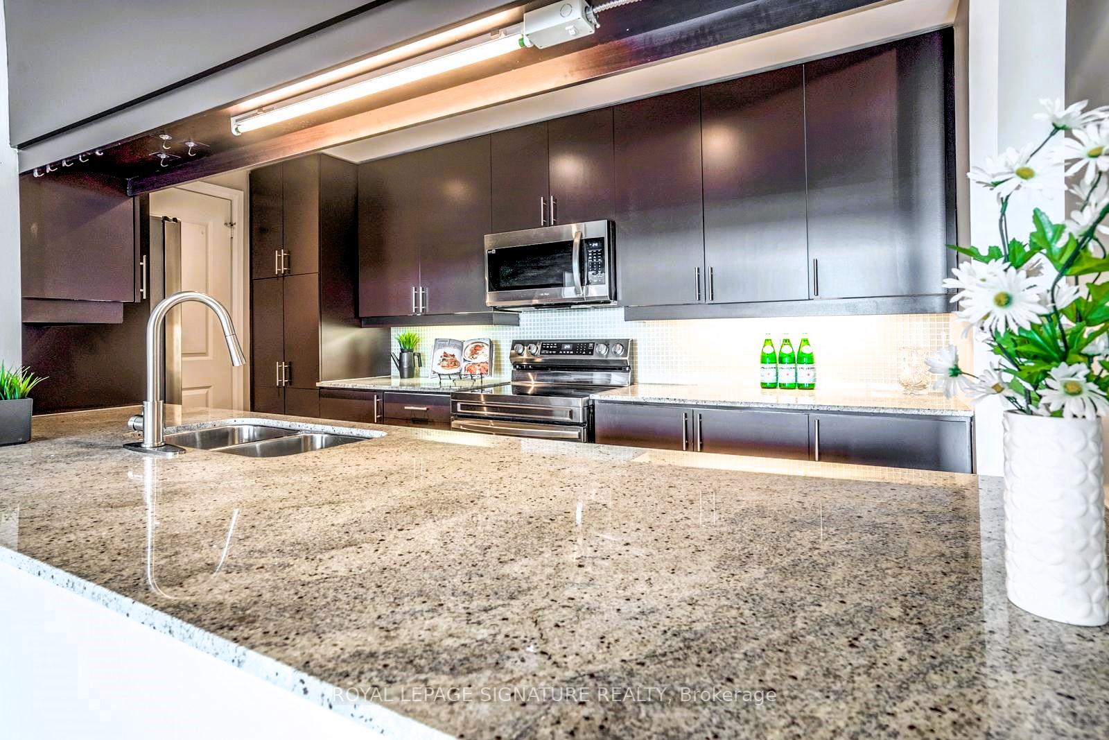 3 Bedrooms Condo at 1055 Southdown, Mississauga For sale