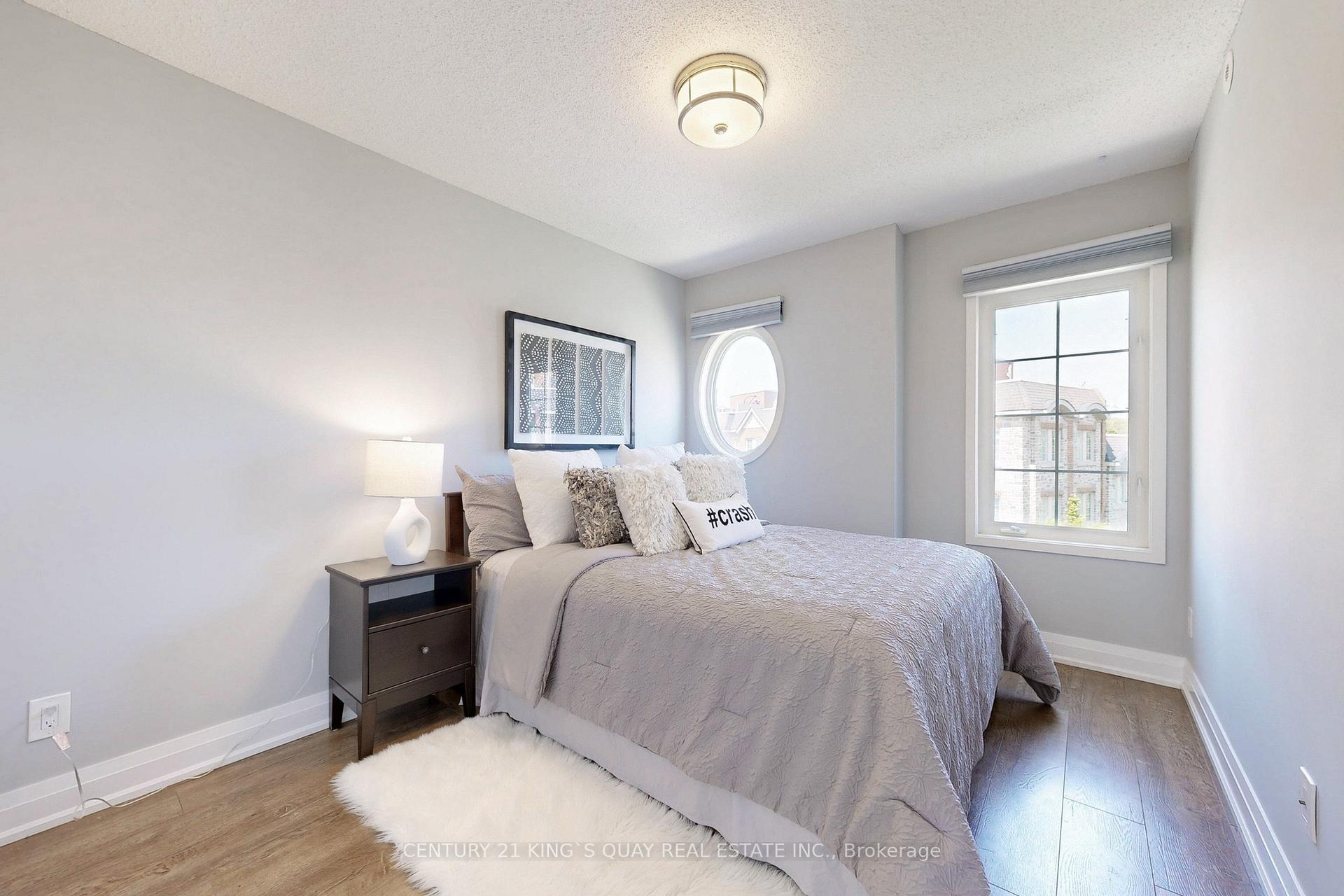 2 Bedrooms Condo at 9 Windermere, Toronto For sale