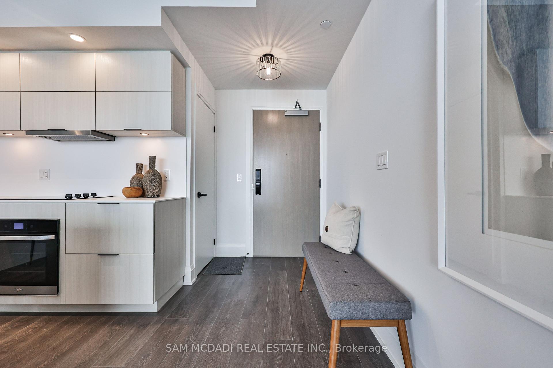 3 Bedrooms Condo at 370 Martha, Burlington For sale
