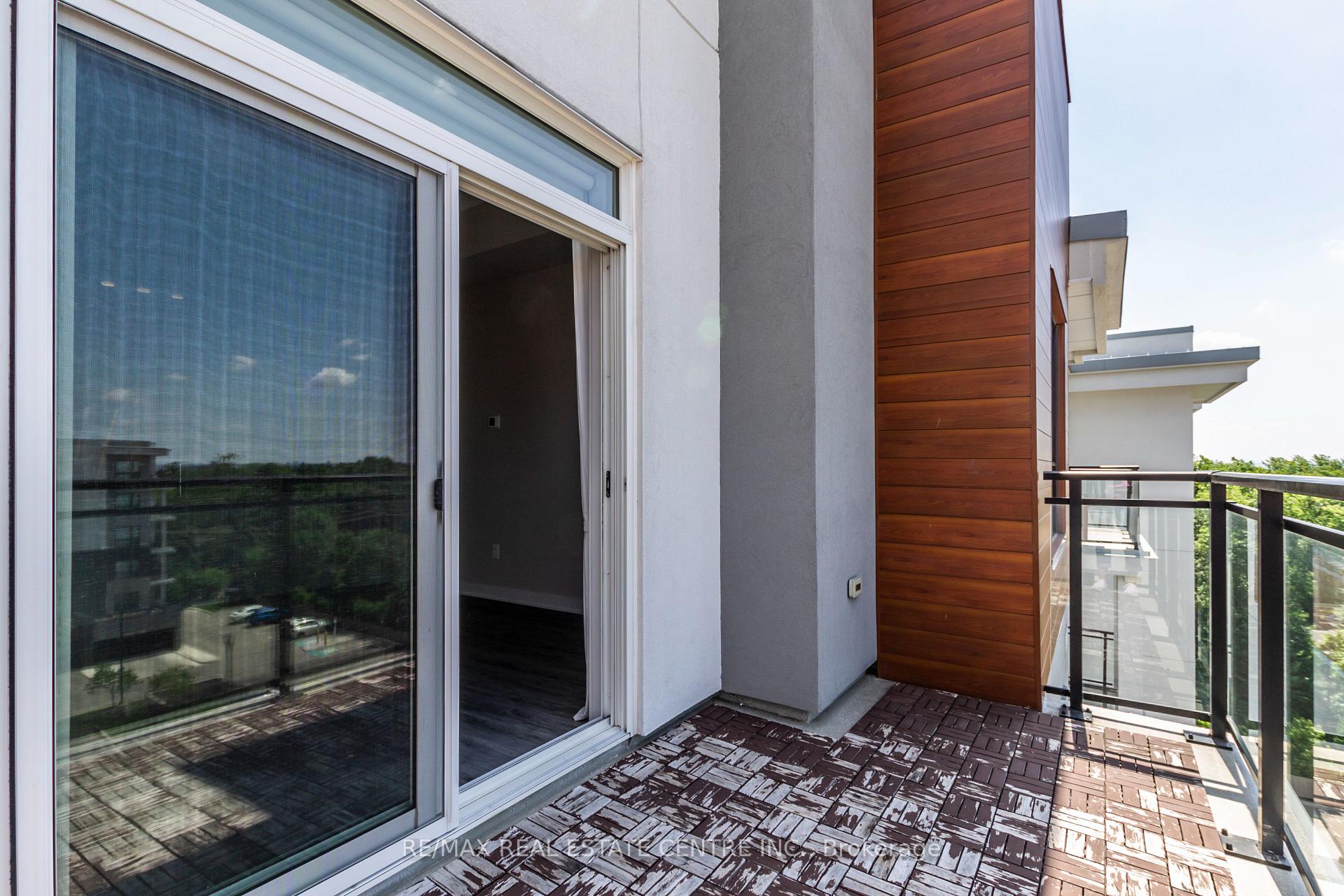 2 Bedrooms Condo at 340 Plains, Burlington For sale