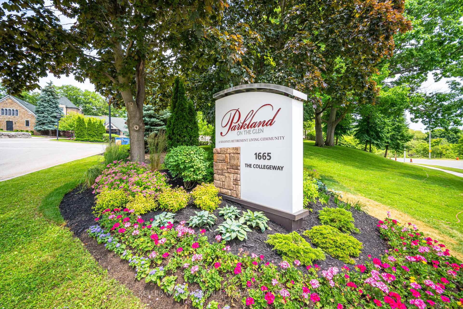 2 Bedrooms Condo at 1665 The Collegeway, Mississauga For sale