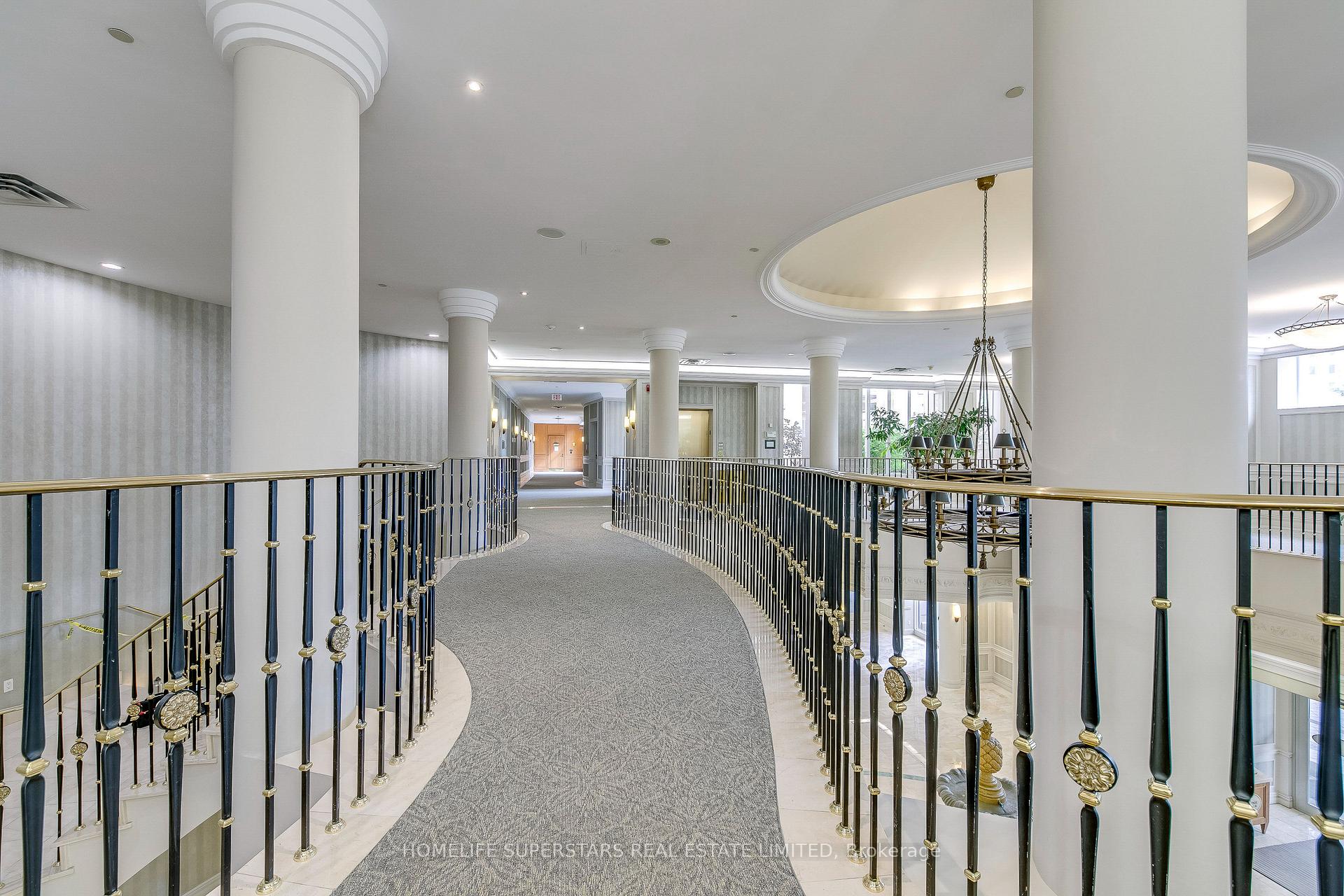 3 Bedrooms Condo at 25 Kingsbridge Garden, Mississauga For sale
