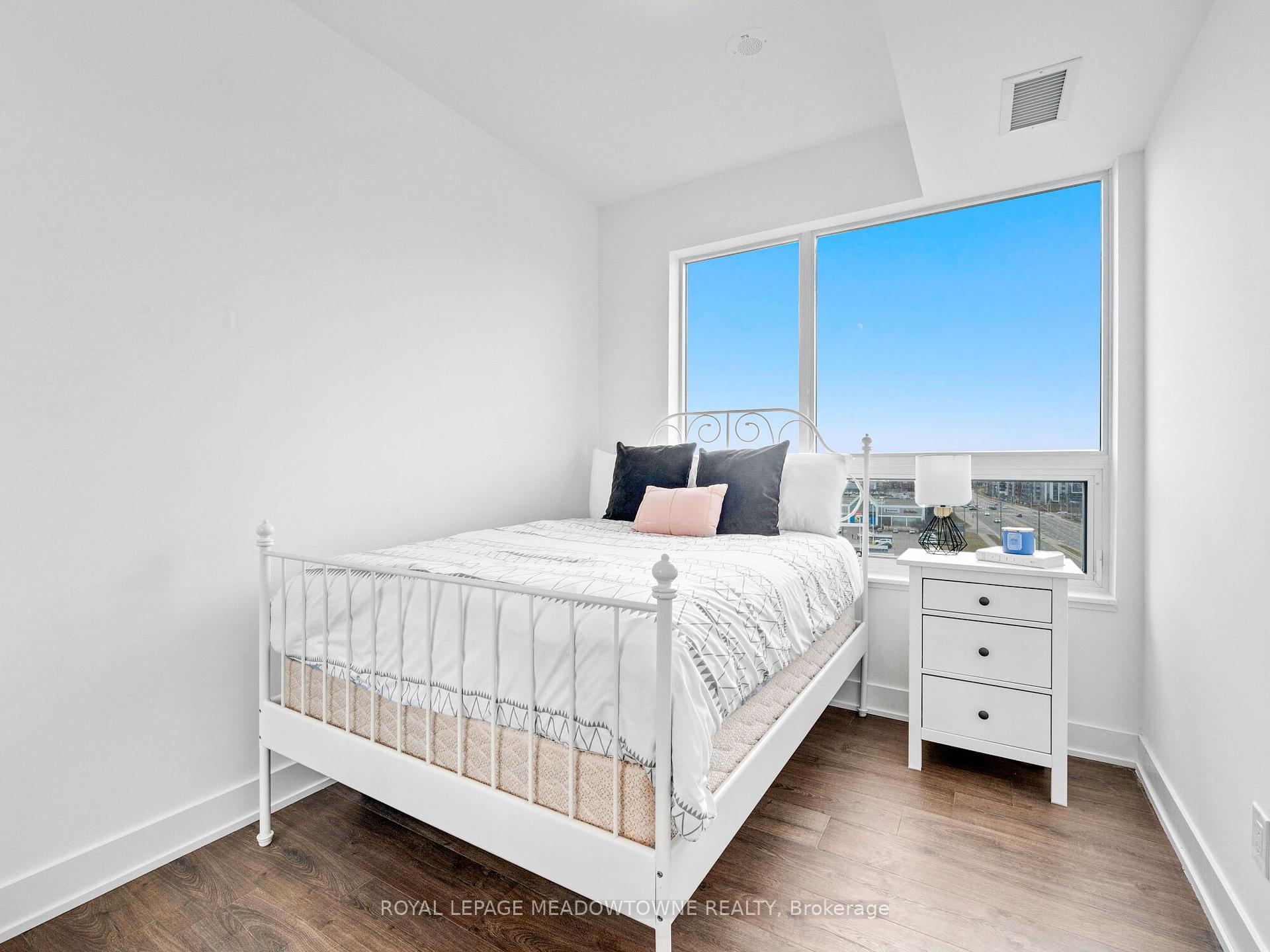 2 Bedrooms Condo at 2489 Taunton, Oakville For sale