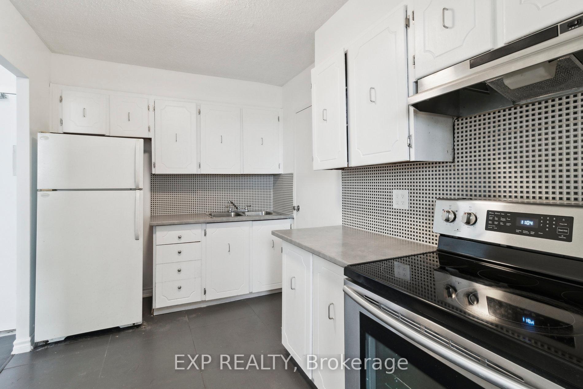 3 Bedrooms Condo at 5 Parkway Forest, Toronto For sale