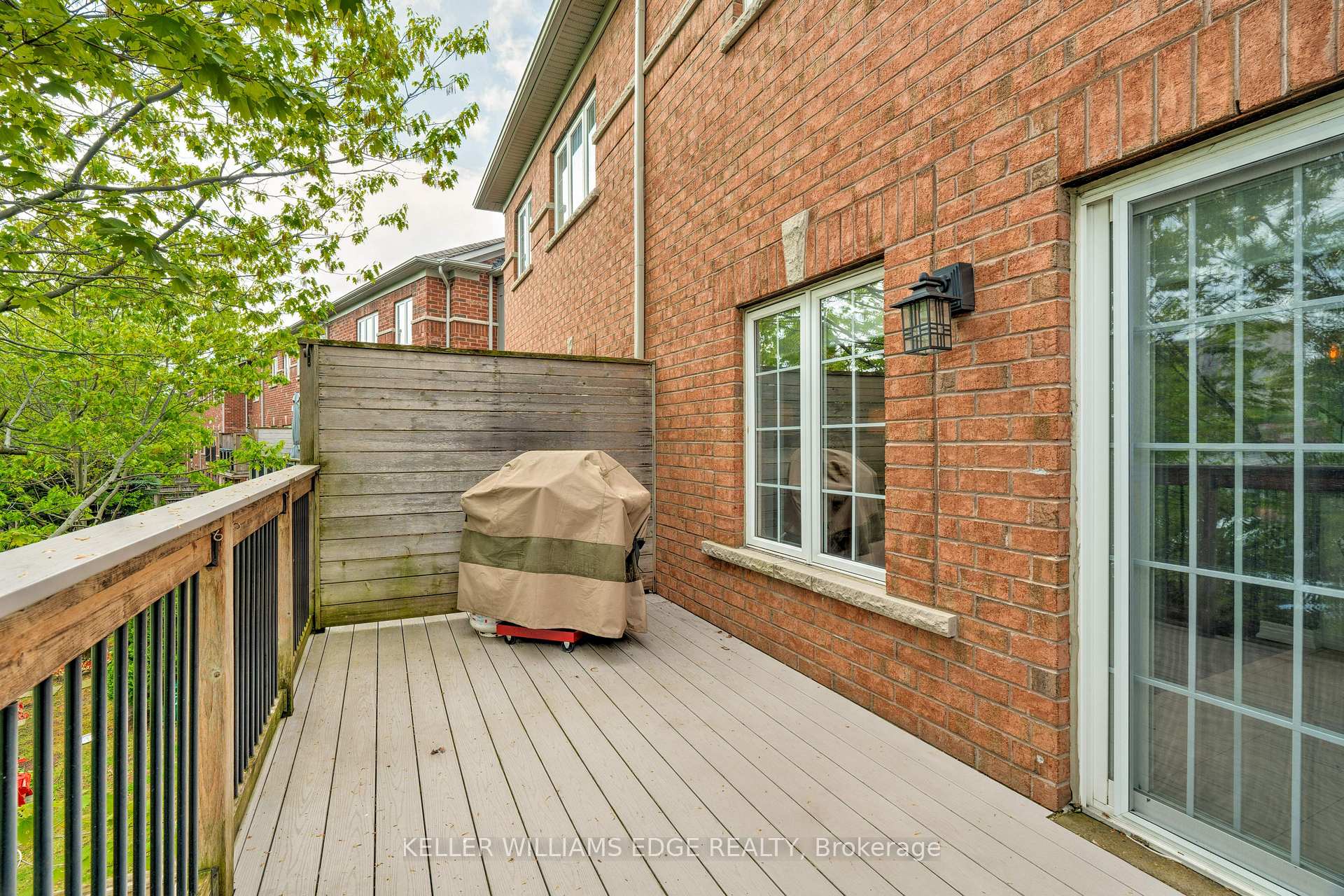 3 Bedrooms Condo at 230 Paisley, Mississauga For sale