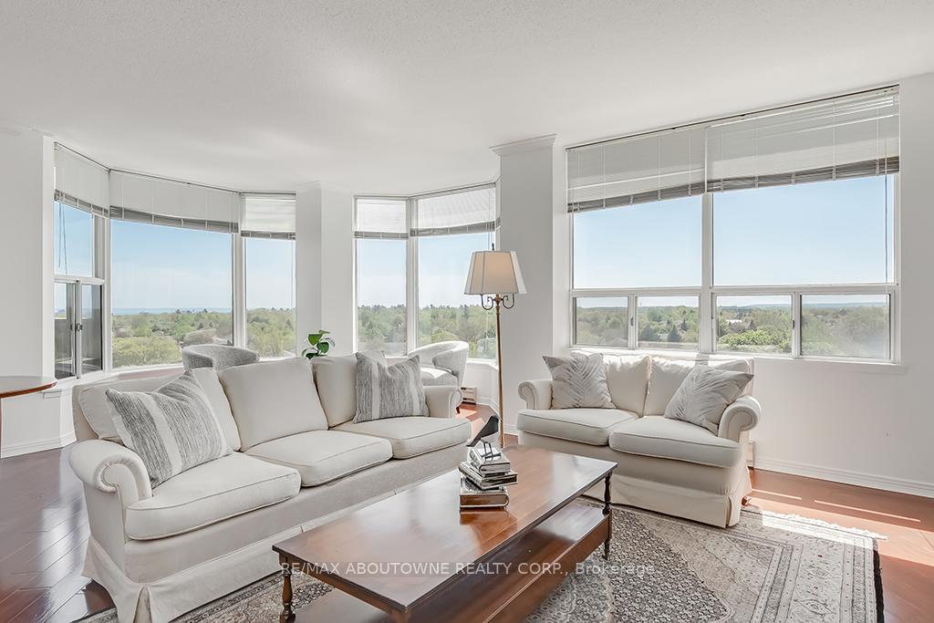 2 Bedrooms Condo at 1903 Pilgrims, Oakville For sale