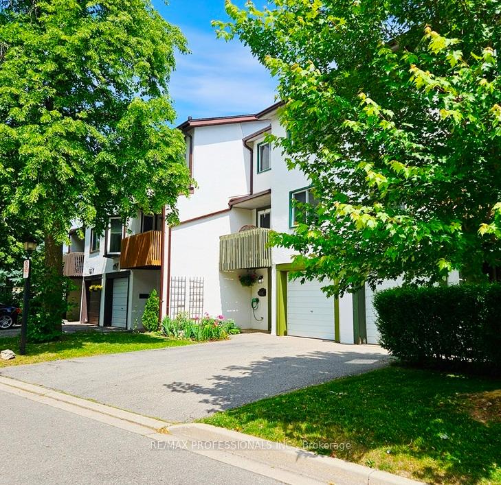 4 Bedrooms Condo at 2651 Aquitaine, Mississauga For sale