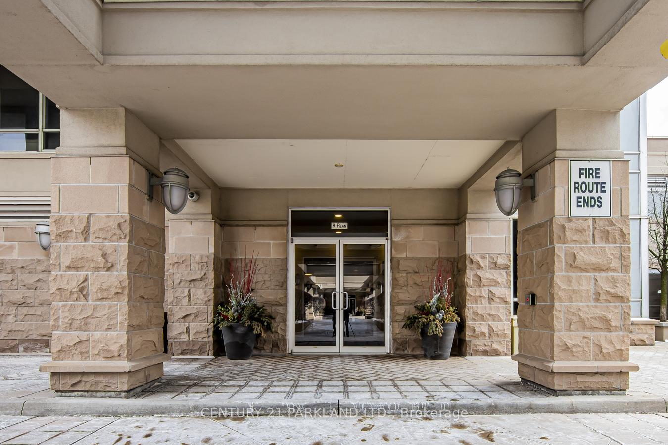 3 Bedrooms Condo at 8 Rean, Toronto For sale