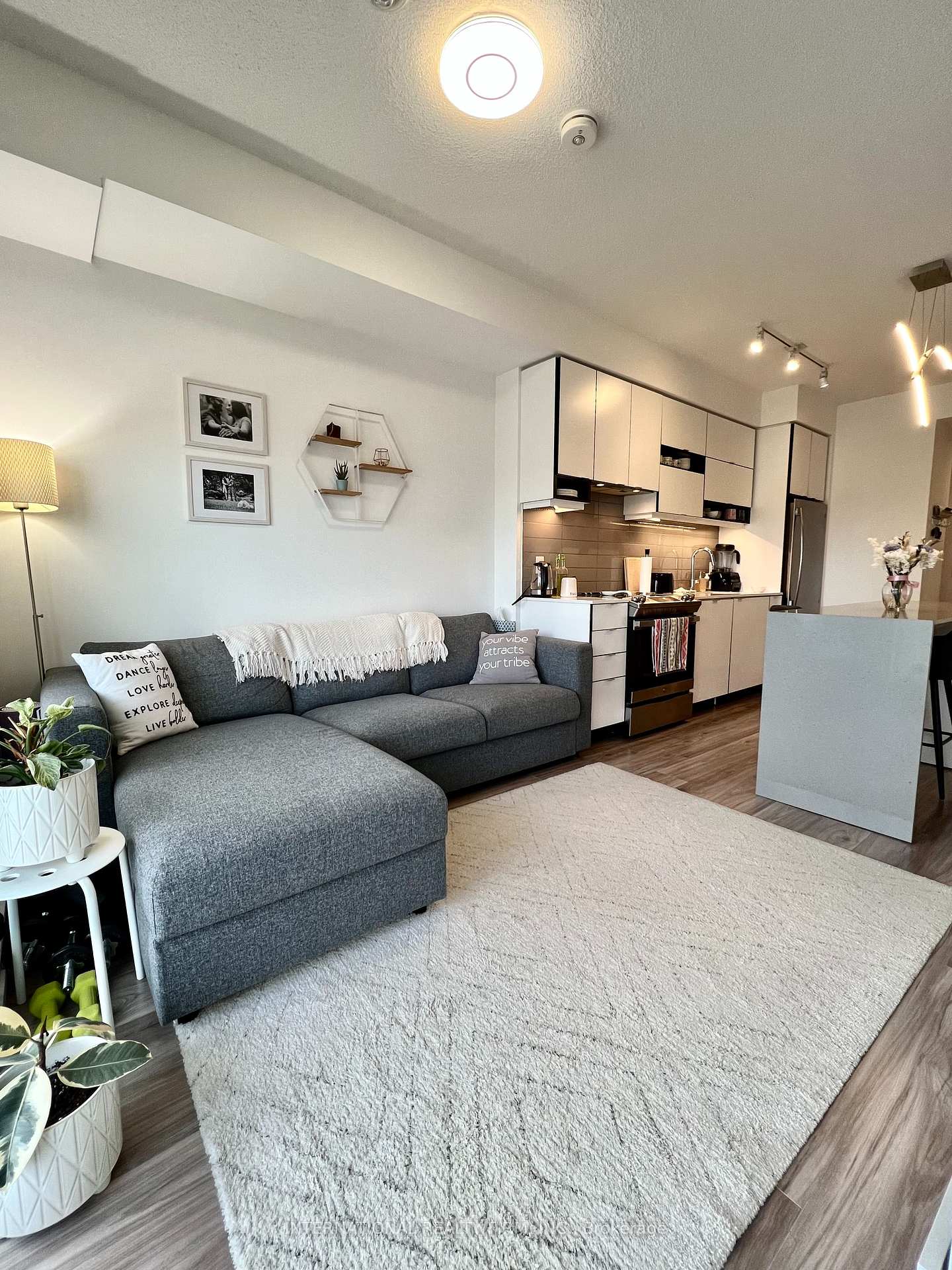 2 Bedrooms Condo at 4065 Confederation, Mississauga For sale