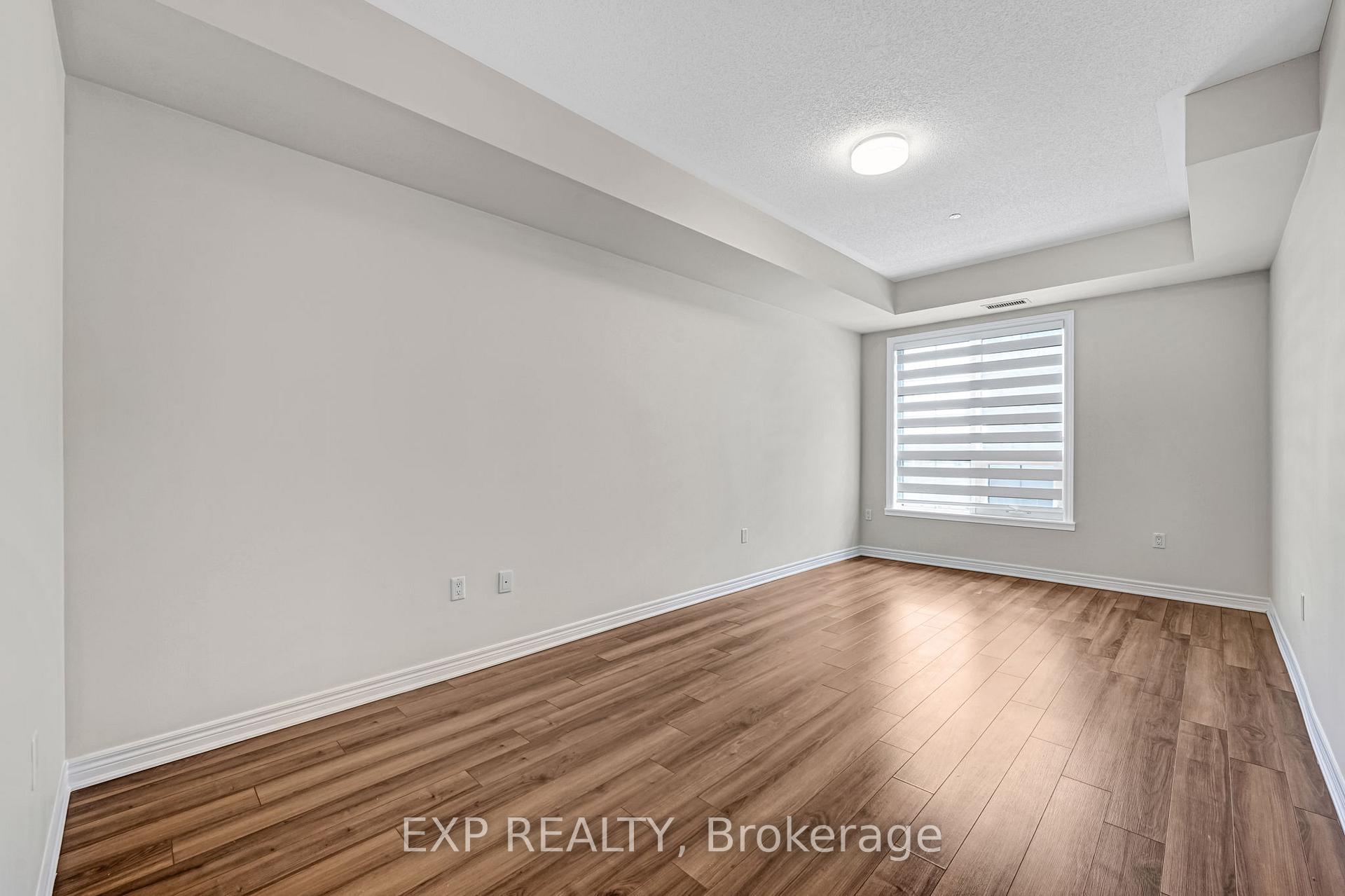 3 Bedrooms Condo at 216 Oak Park, Oakville For sale