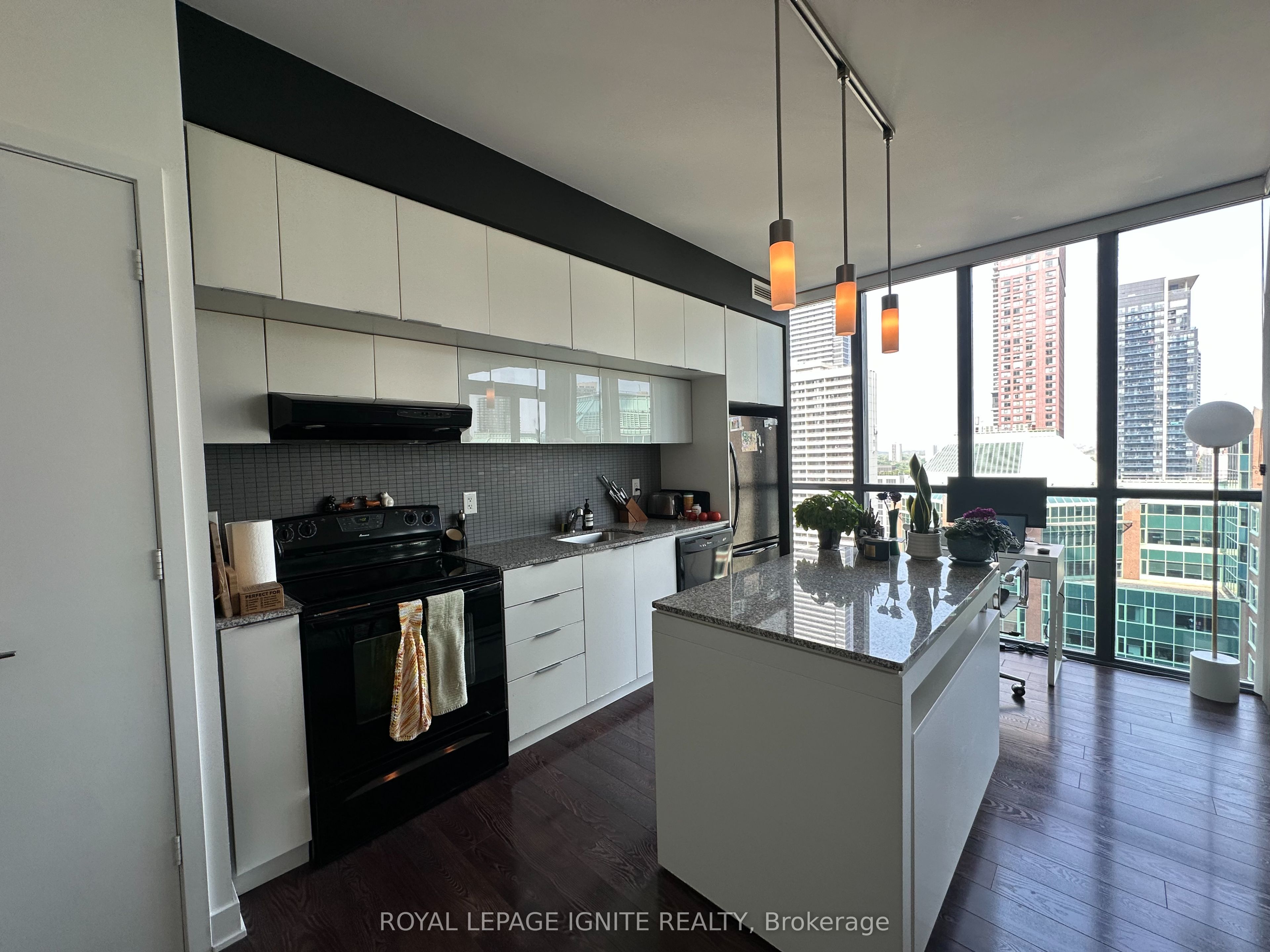 110 Charles Street E, #1809