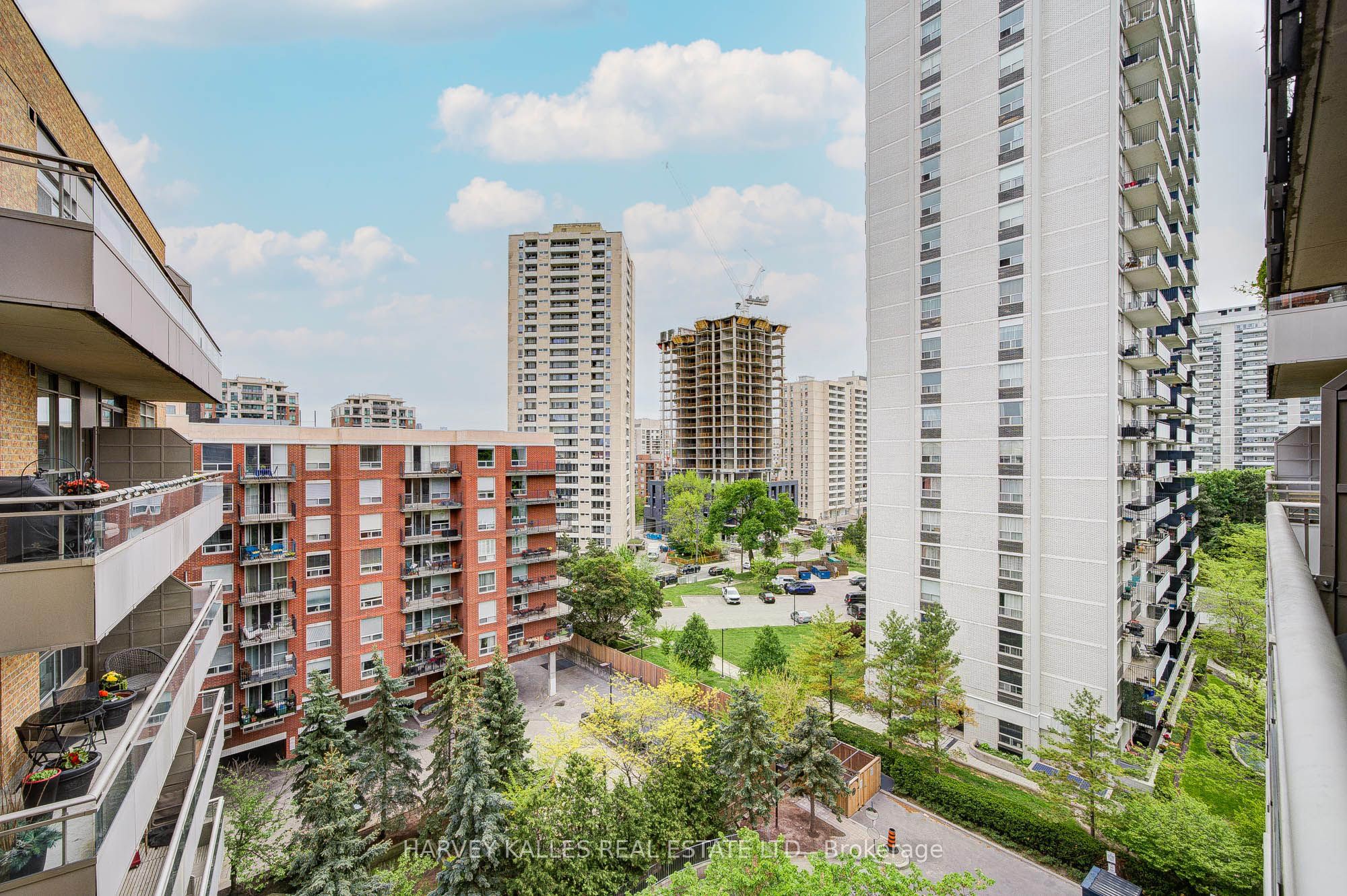 245 Davisville Avenue, #LPH01