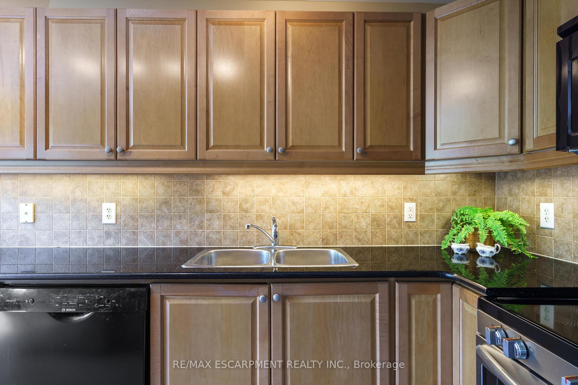 2 Bedrooms Condo at 4000 Creekside, Hamilton For sale