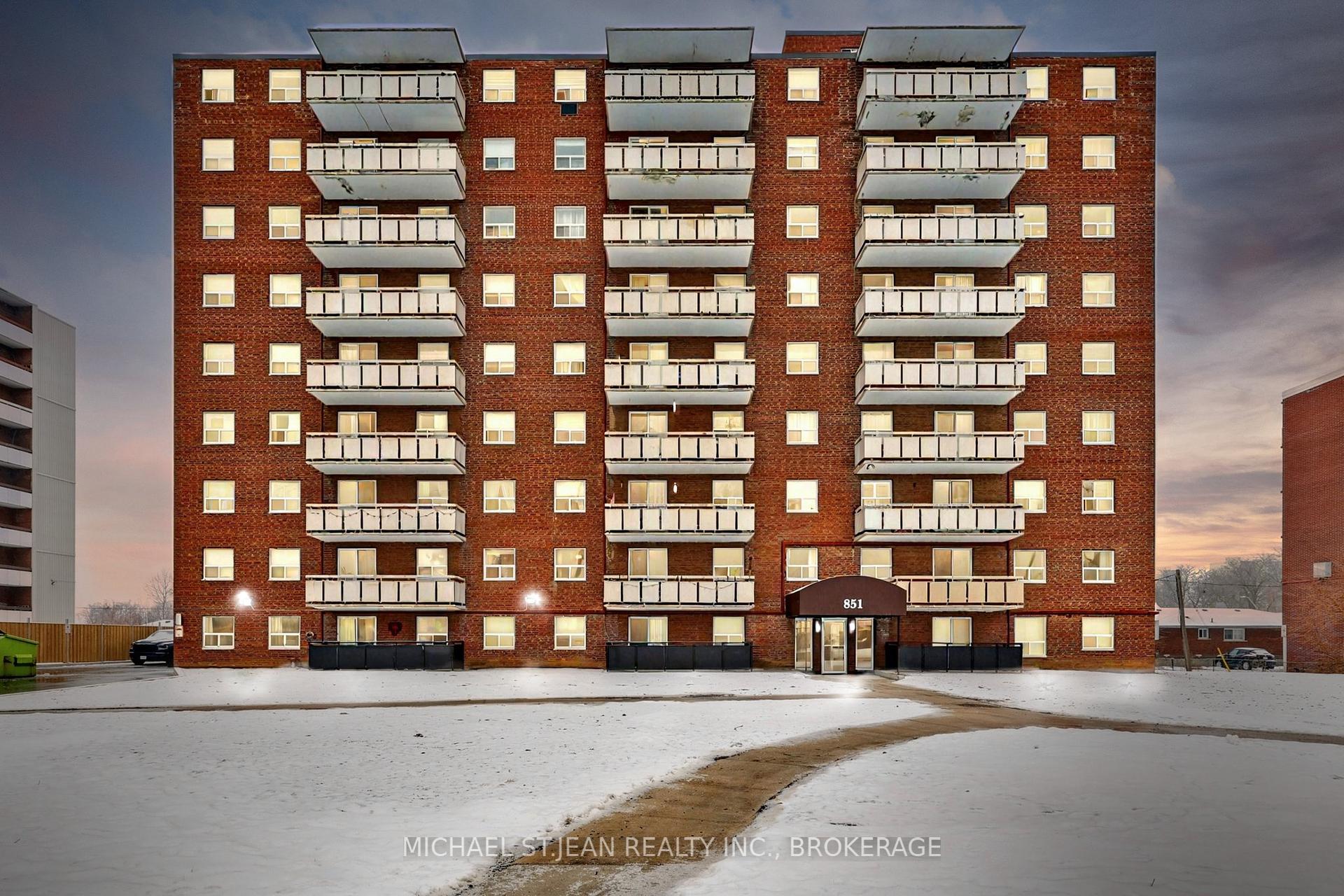 2 Bedrooms Condo at 851 Queenston,  Hamilton For sale