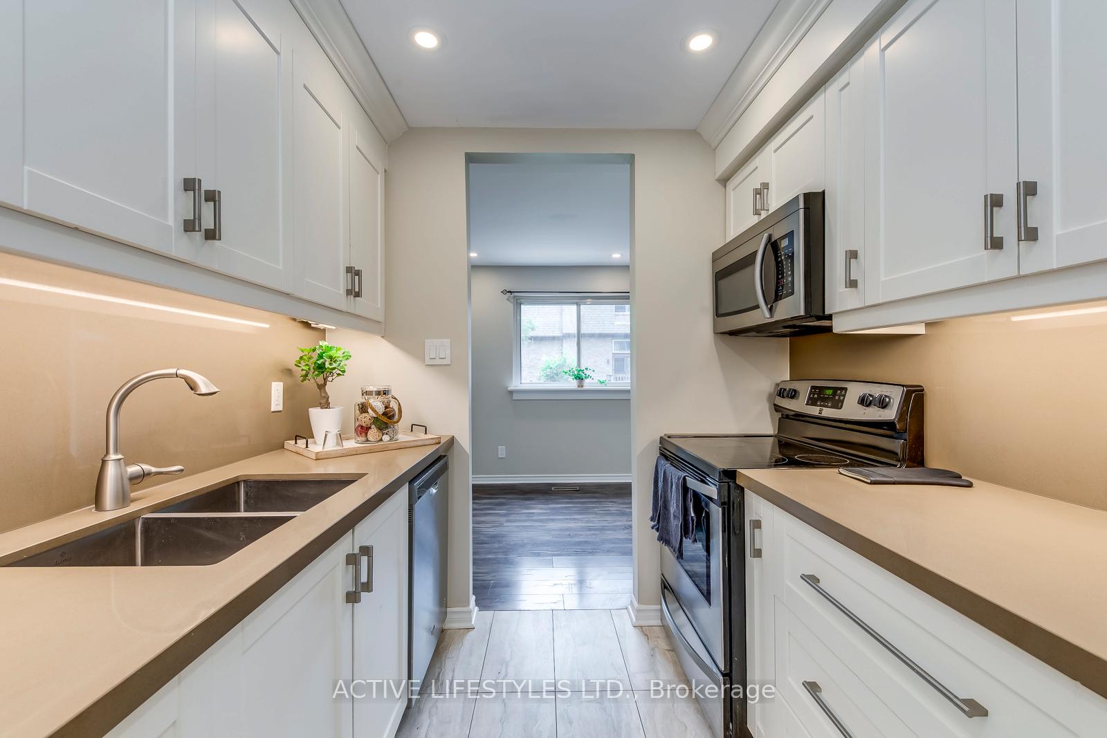 4 Bedrooms Condo at 2301 Derry, Mississauga For sale