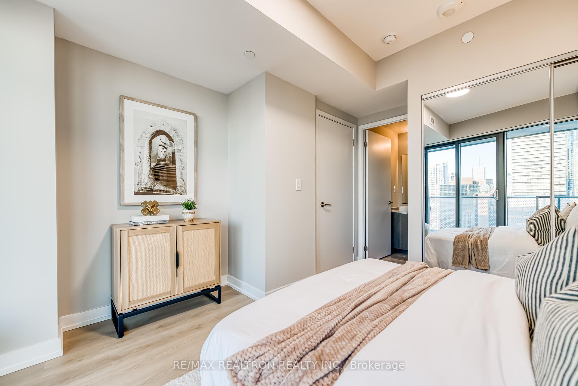 3 Bedrooms Condo at 11 Wellesley, Toronto For sale