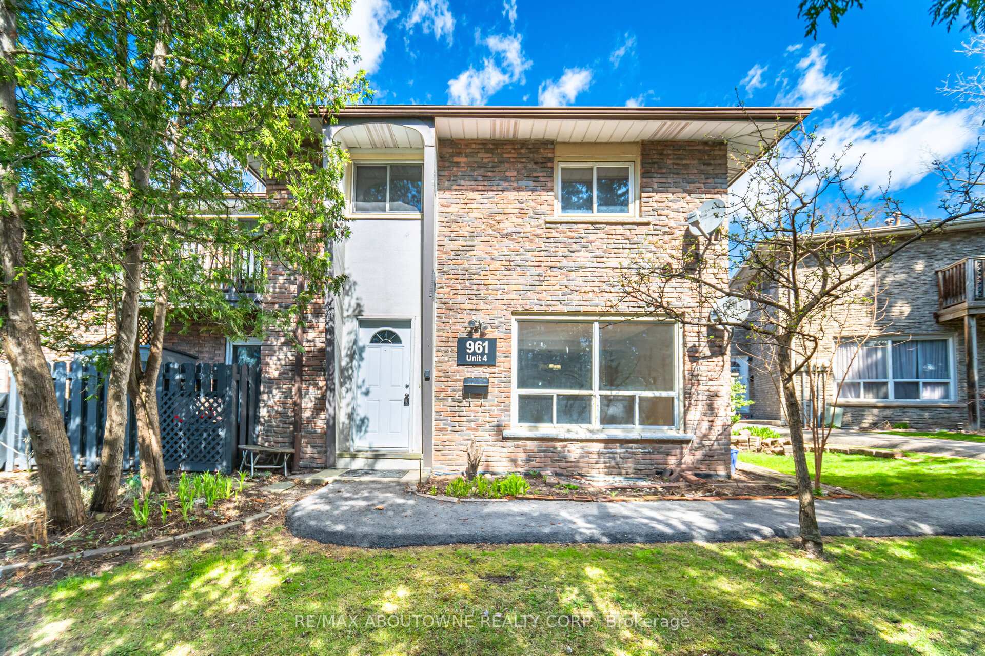3 Bedrooms Condo at 961 Francis,  Burlington For sale
