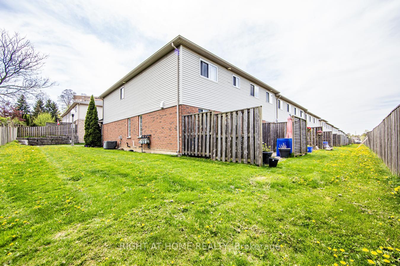 3 Bedrooms Condo at 7 Southside, Hamilton For sale