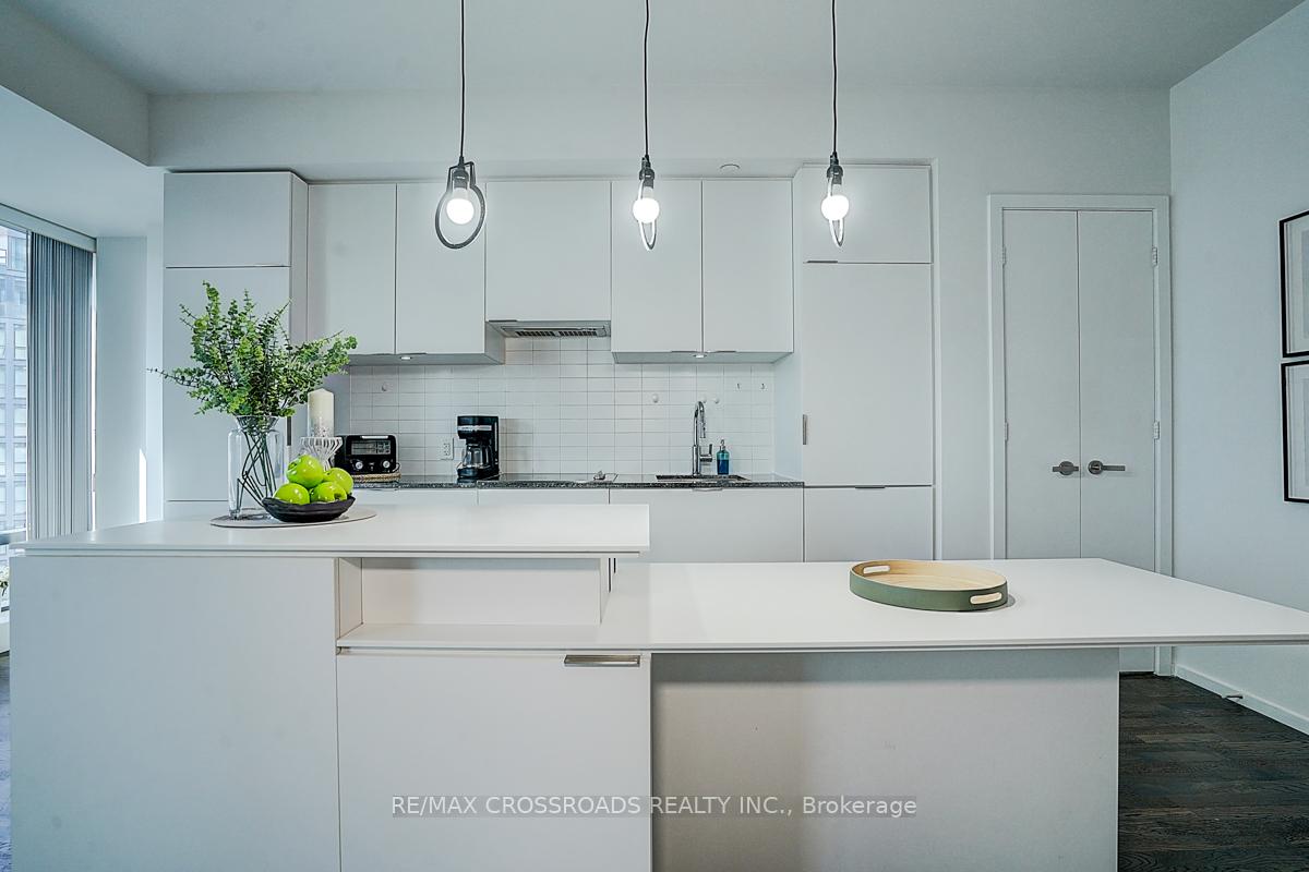 2 Bedrooms Condo at 5 St Joseph, Toronto For sale