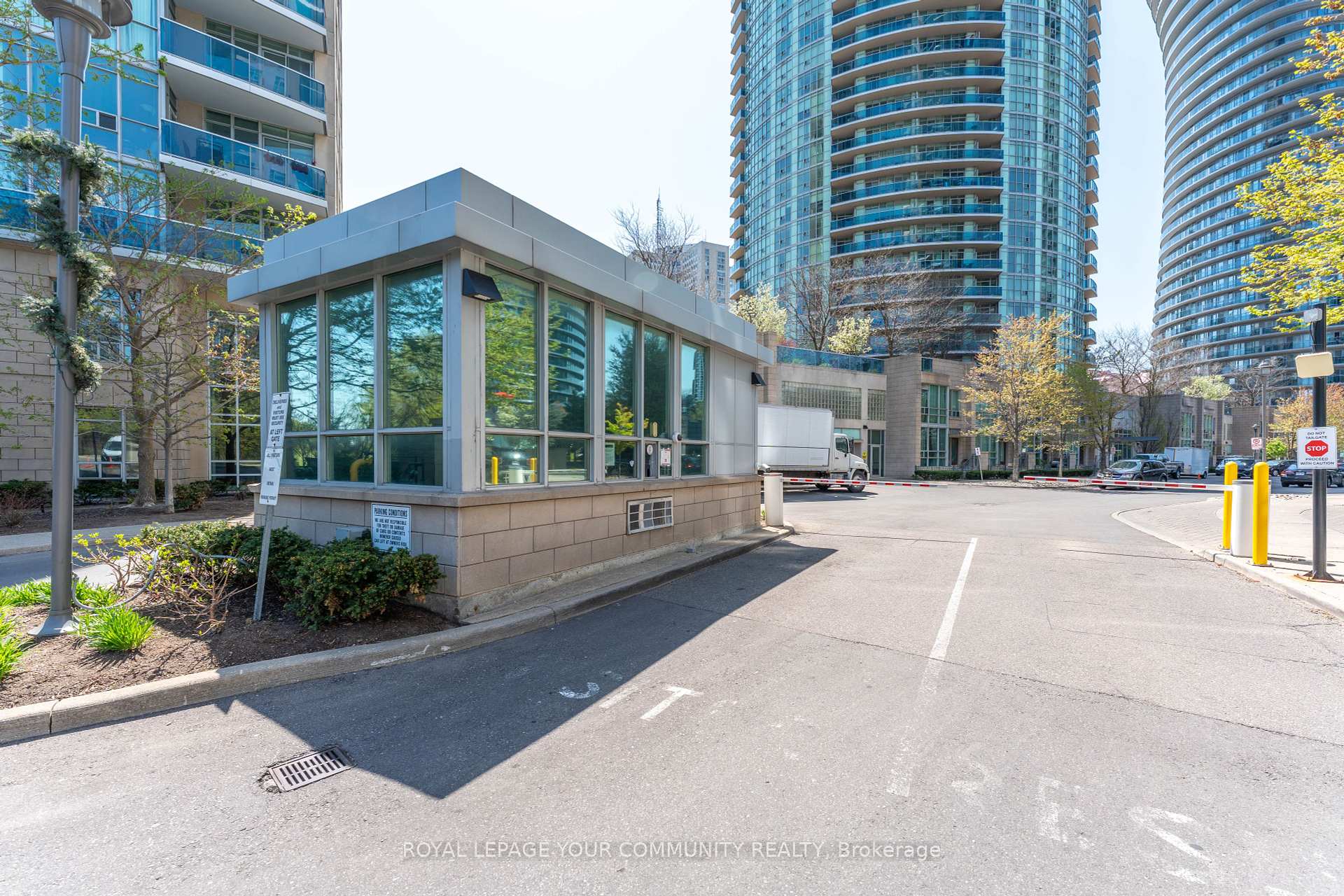 2 Bedrooms Condo at 80 Absolute, Mississauga For sale