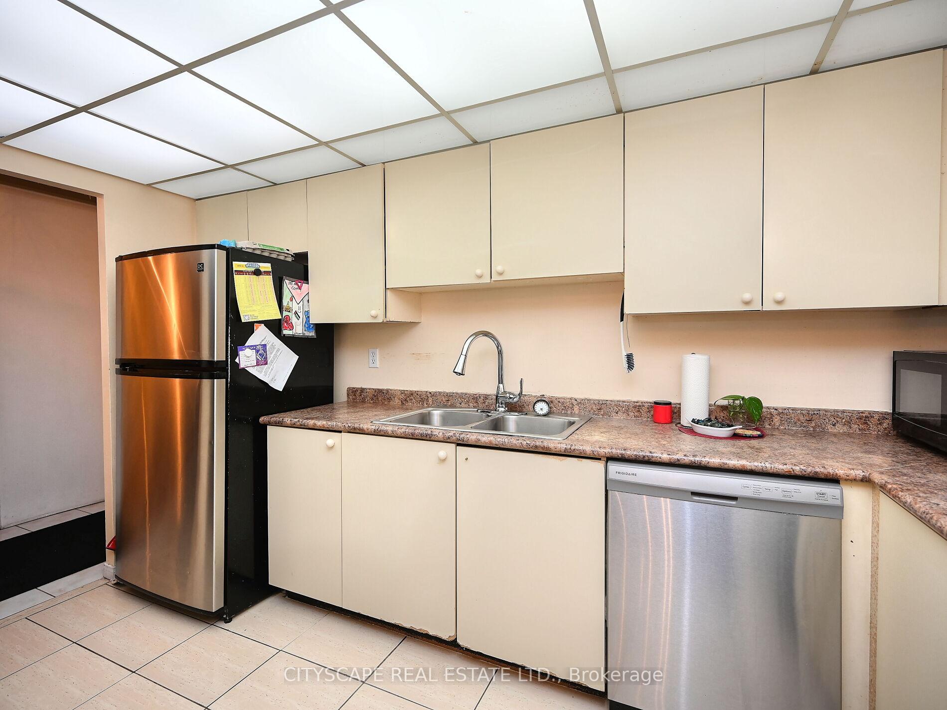3 Bedrooms Condo at 145 Hillcrest, Mississauga For sale