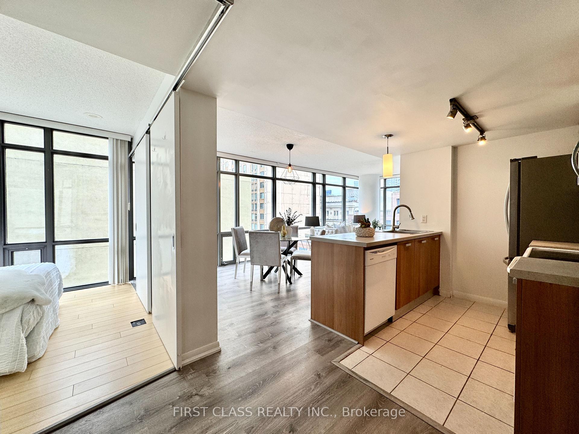 3 Bedrooms Condo at 38 Grenville, Toronto For sale
