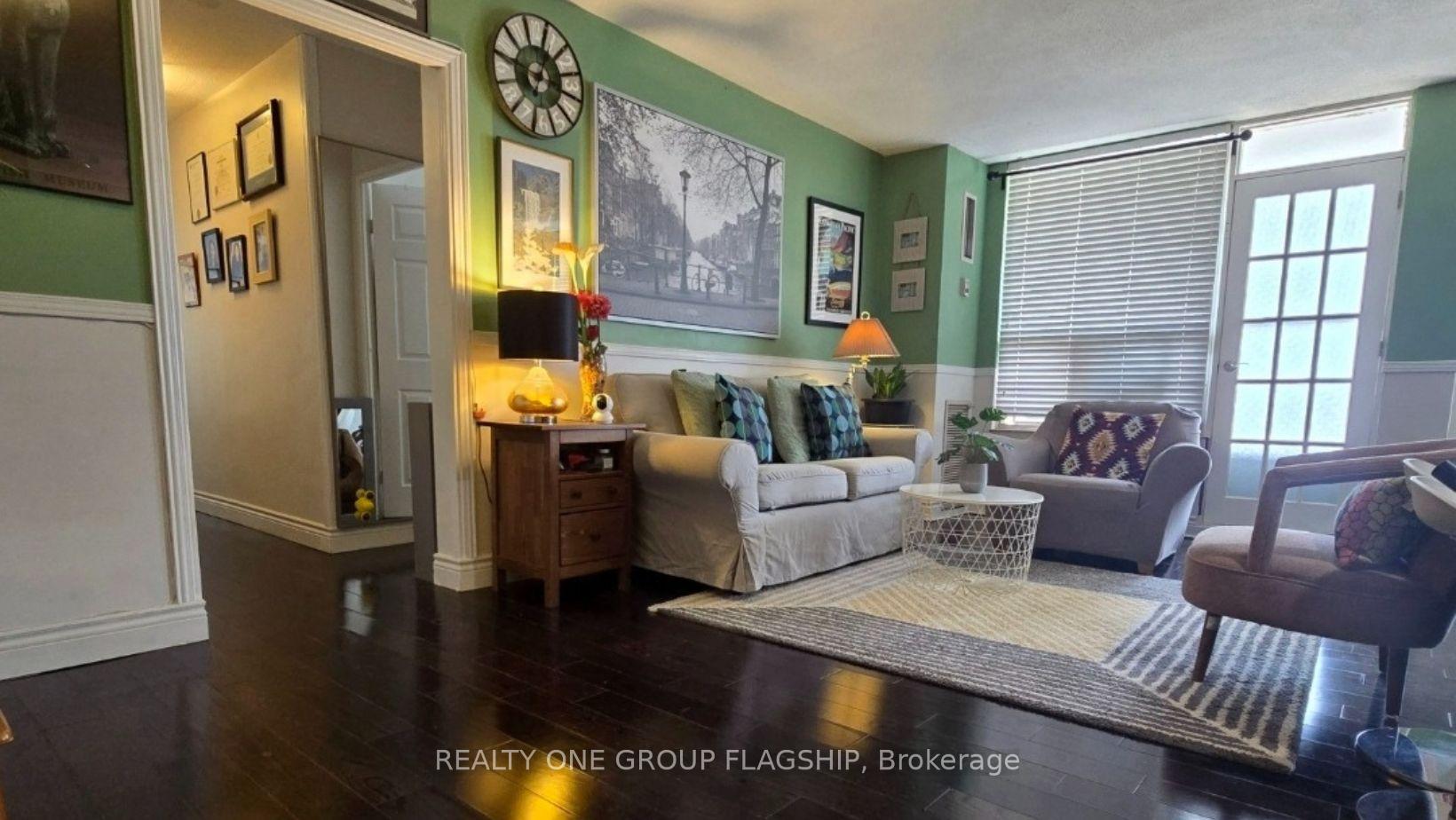 3 Bedrooms Condo at 10 Edgecliff,  Toronto For sale