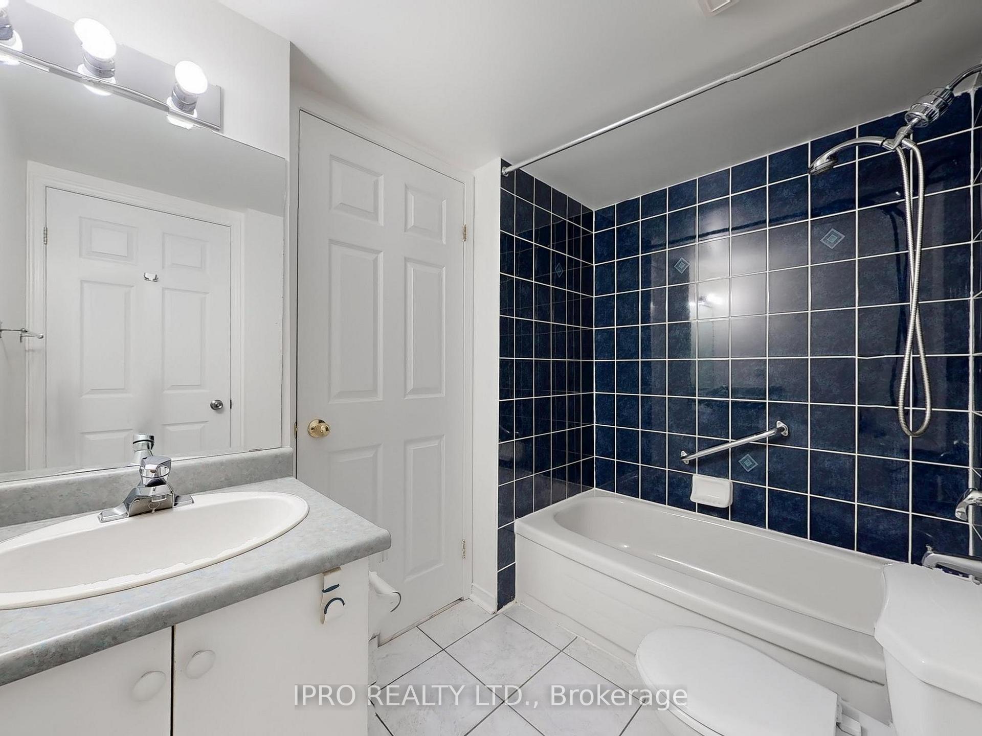 2 Bedrooms Condo at 32 Tannery, Mississauga For sale