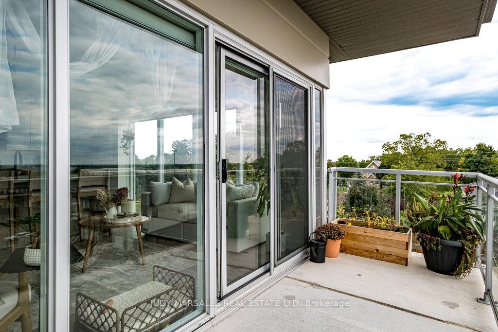 2 Bedrooms Condo at 16 Markle,  Hamilton For sale