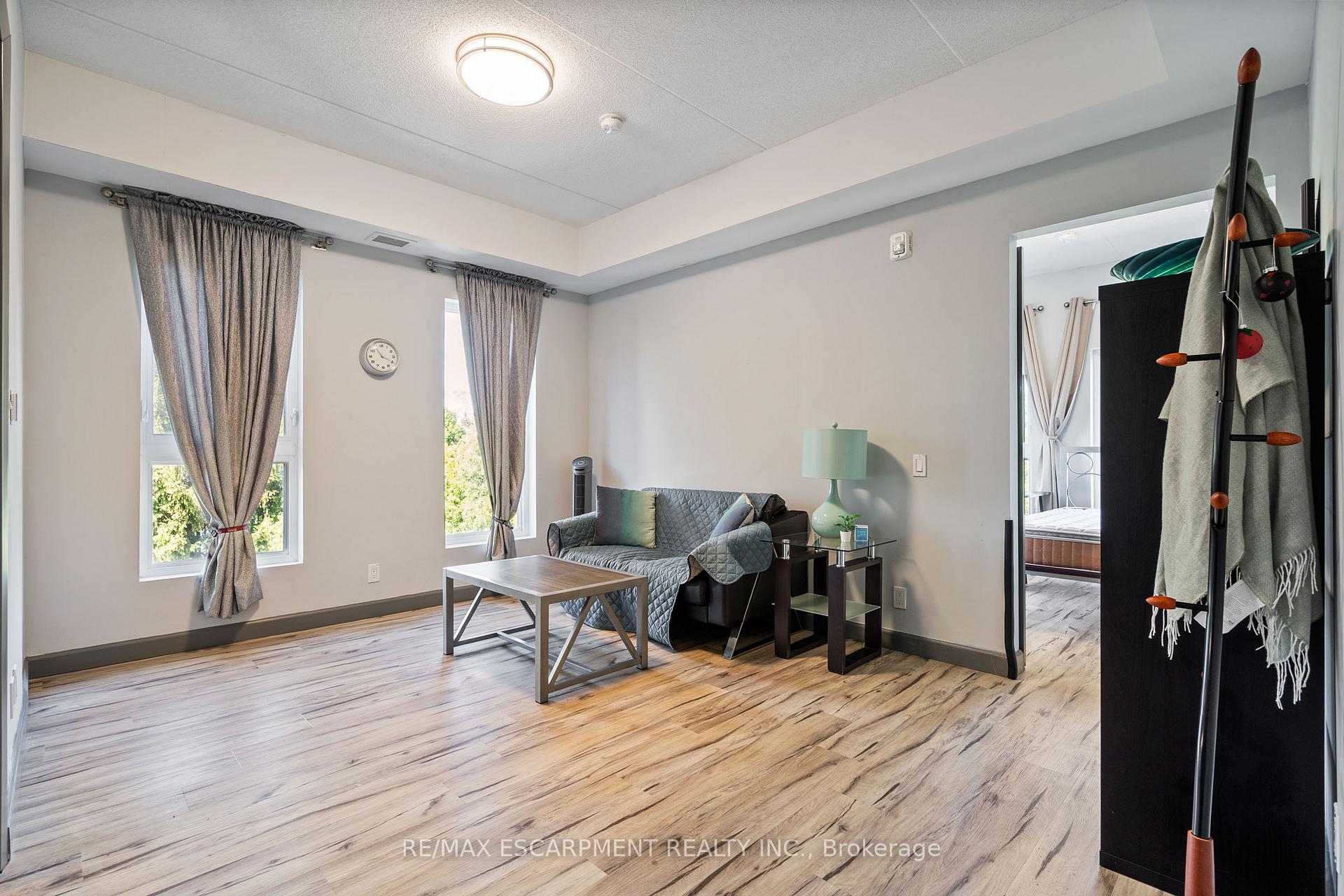 2 Bedrooms Condo at 77 LELAND, Hamilton For sale