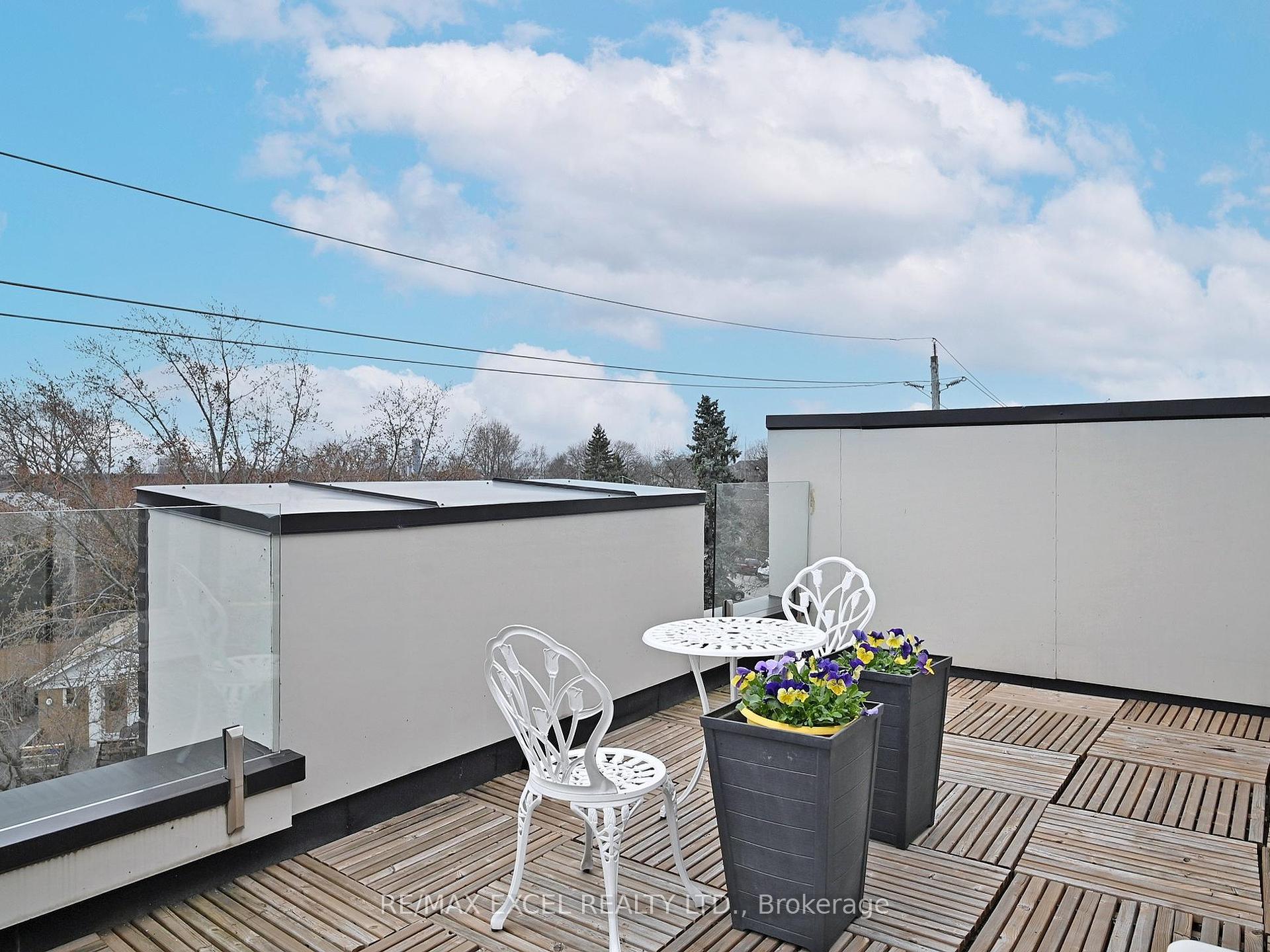 2 Bedrooms Condo at 24 Fieldway,  Toronto For sale