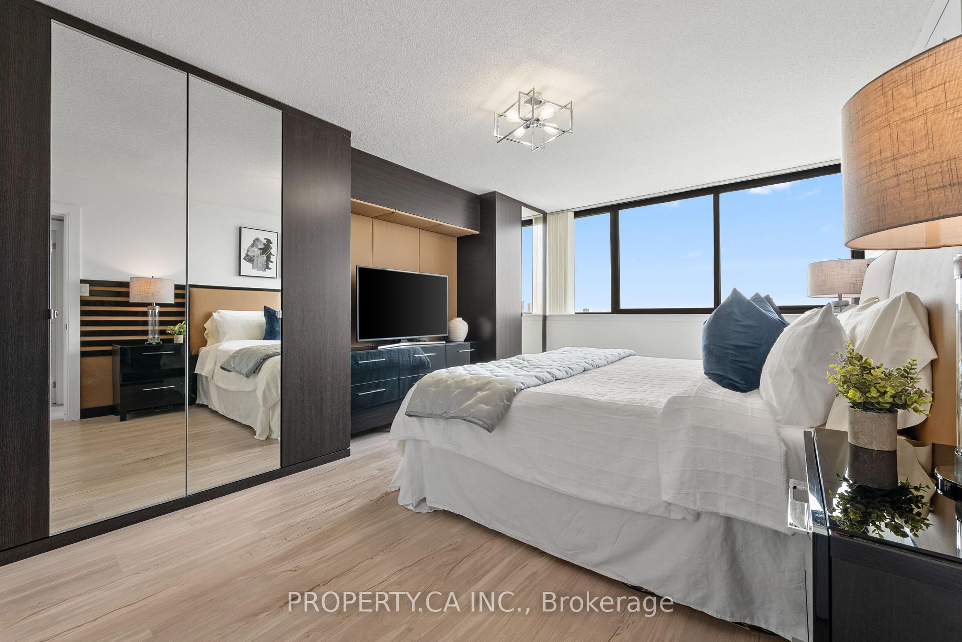 3 Bedrooms Condo at 40 Richview, Toronto For sale